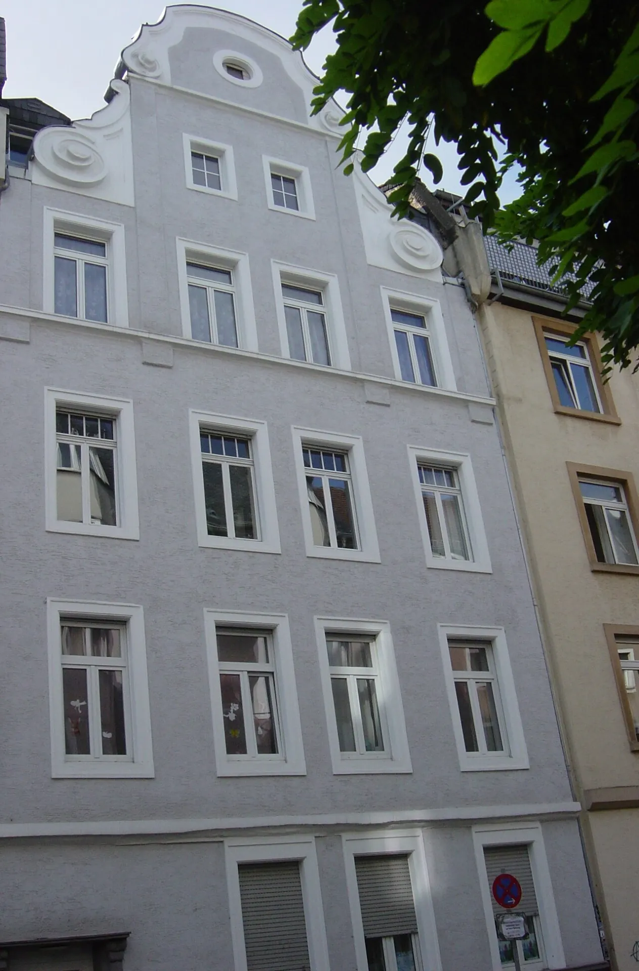 Haus mit Schweifgiebel am Schanzenbach-Gelände in Frankfurt Bockenheim