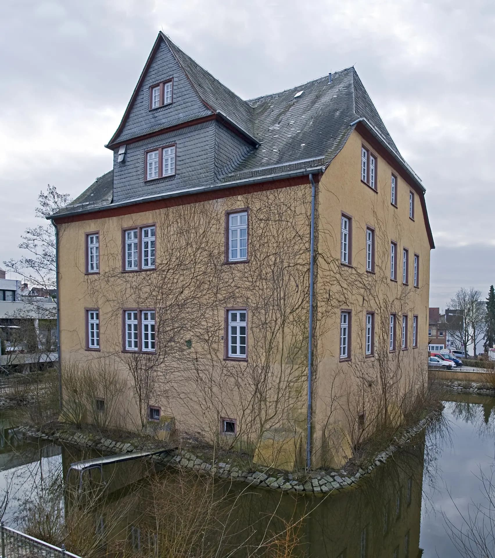 Schelmenburg am Wassergraben in Frankfurt-Bergen-Enkheim