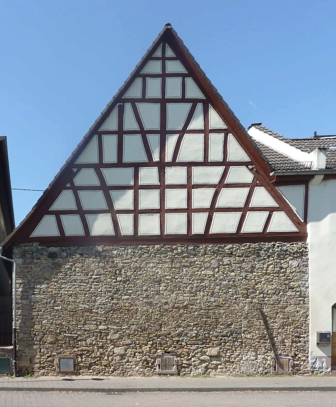 Scheunengiebel an der Straße Alt Erlenbach in Frankfurt Nieder-Erlenbach
