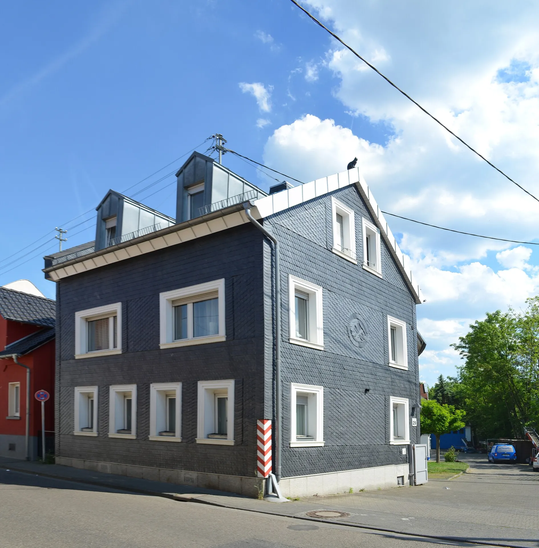 Schieferverkleidetes Wohnhaus Am Burghof 29 in Frankfurt Bonames