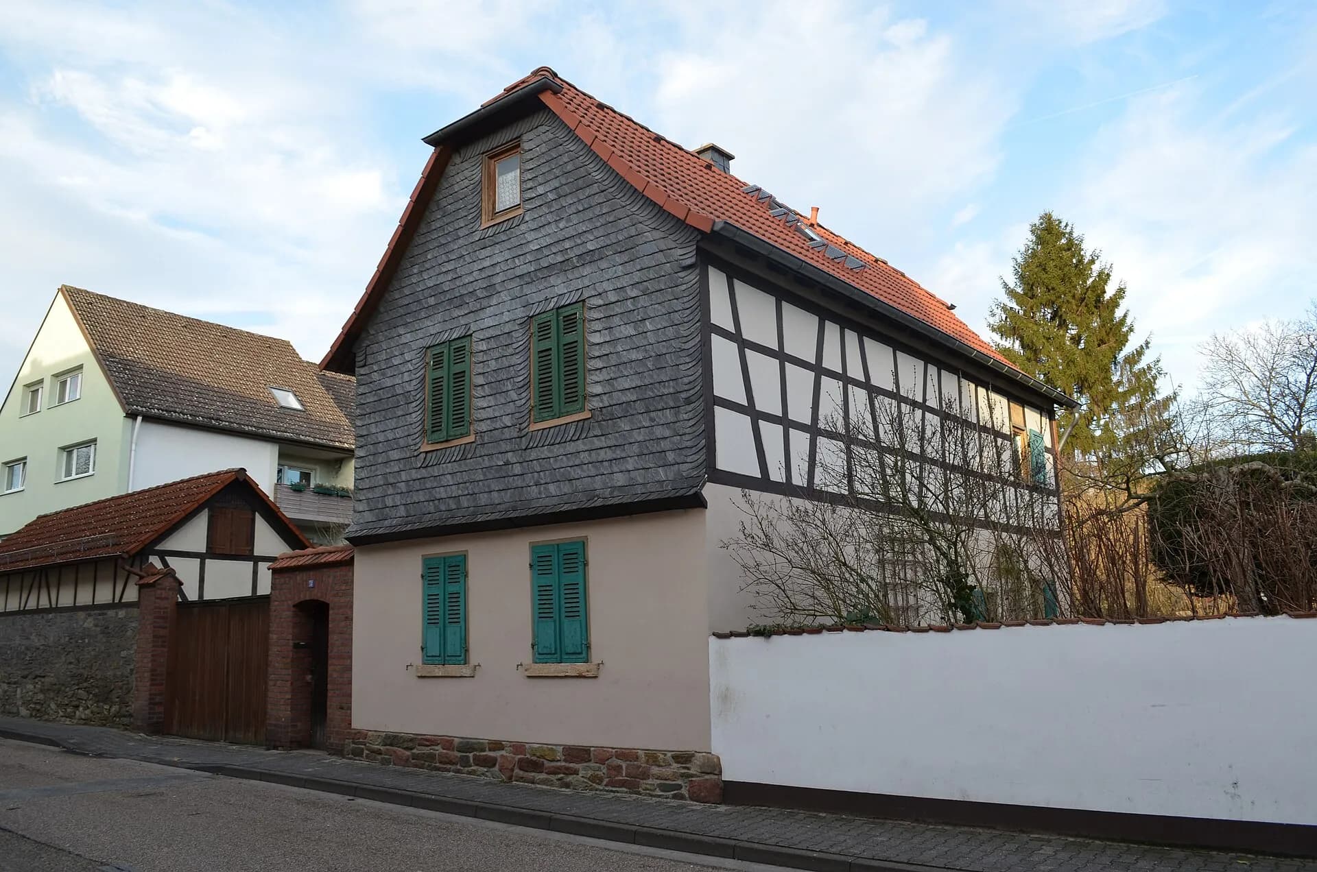 Schiefergedecktes Wohnhaus Liederbacher Straße 58 in Frankfurt-Unterliederbach