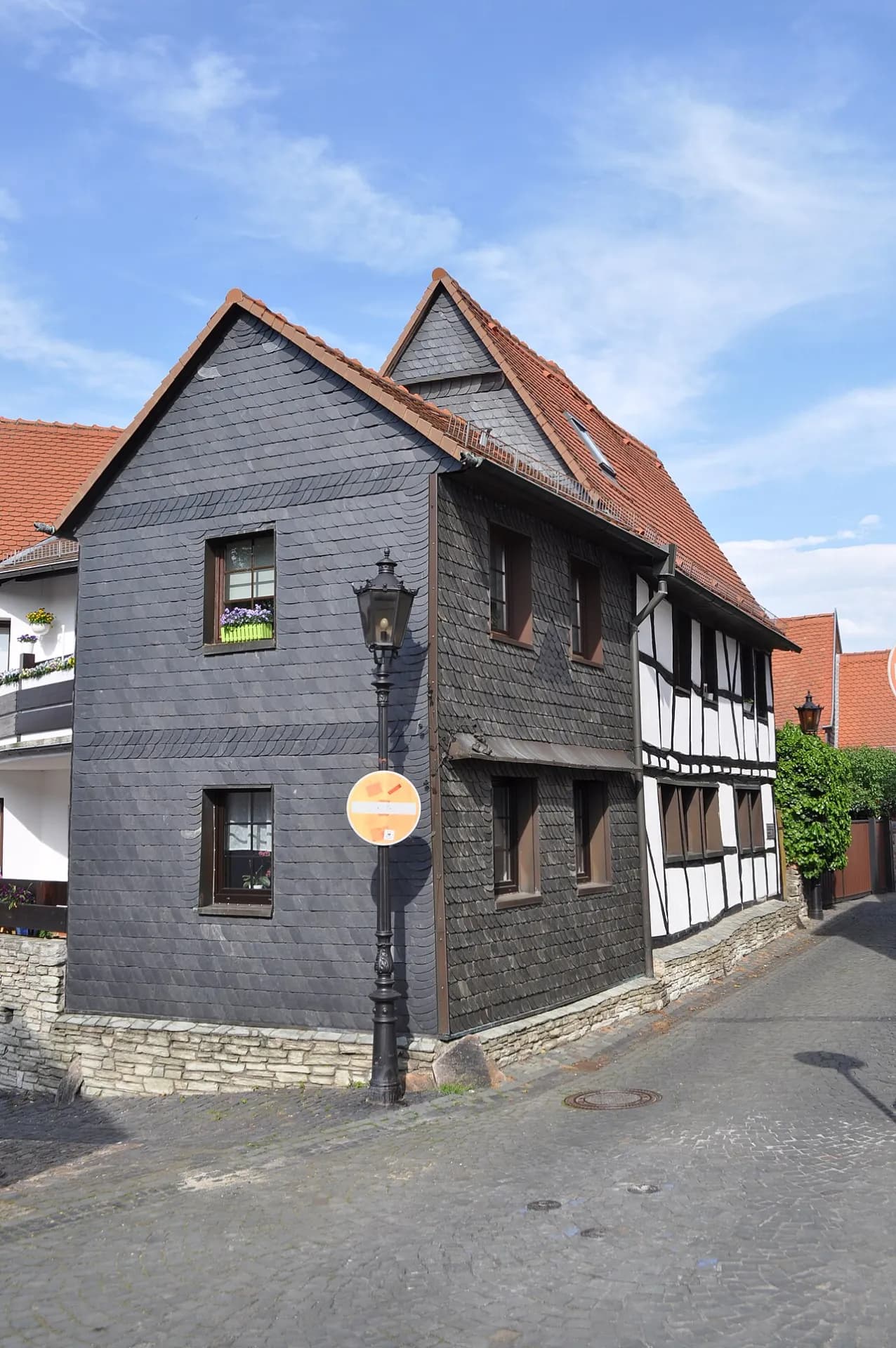 Schieferverkleidetes Altstadthaus in der Obergasse in Oberursel (Taunus)