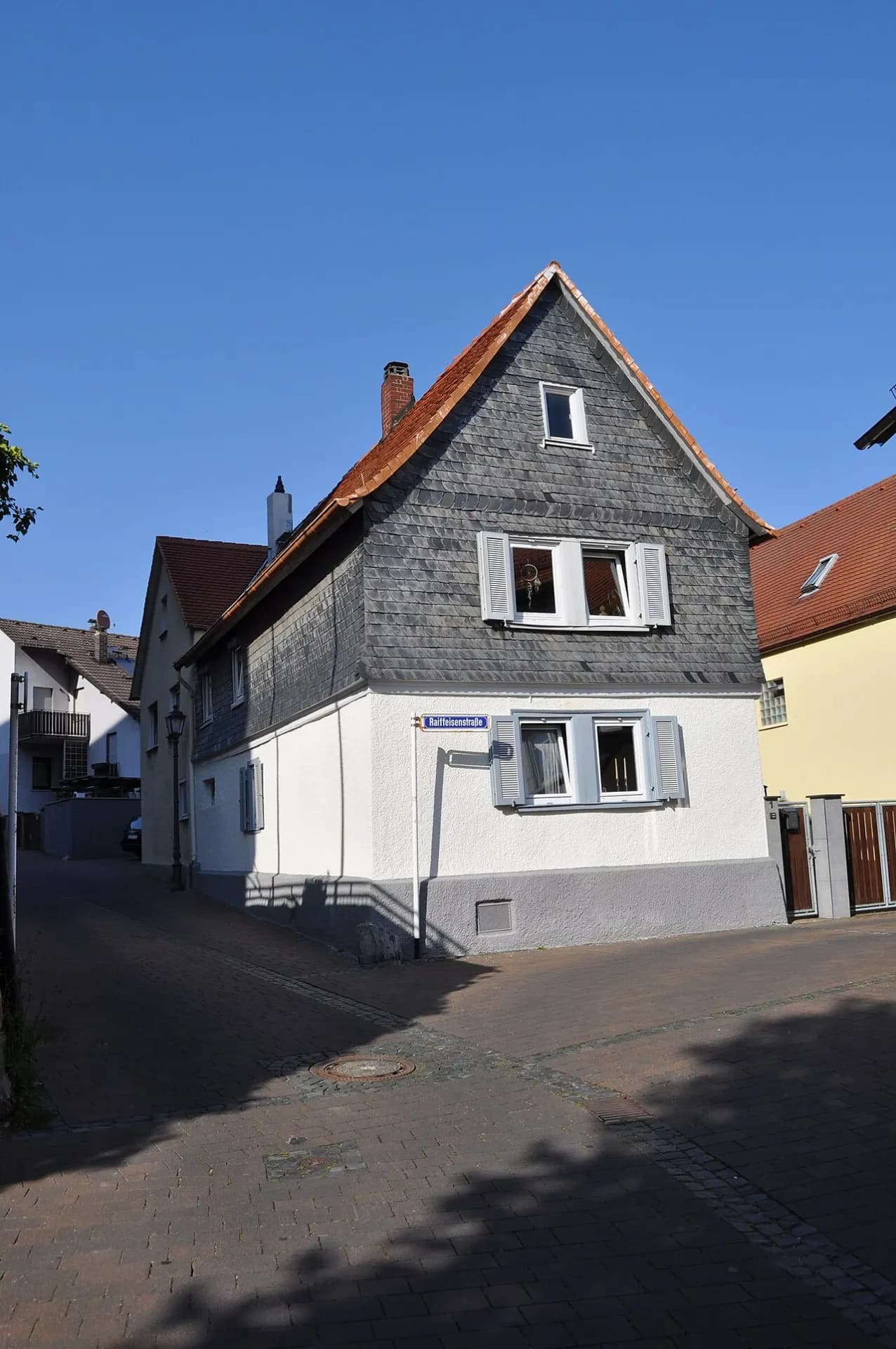 Schiefergedecktes Wohnhaus in der Raiffeisenstraße 1 in Bad Homburg-Kirdorf