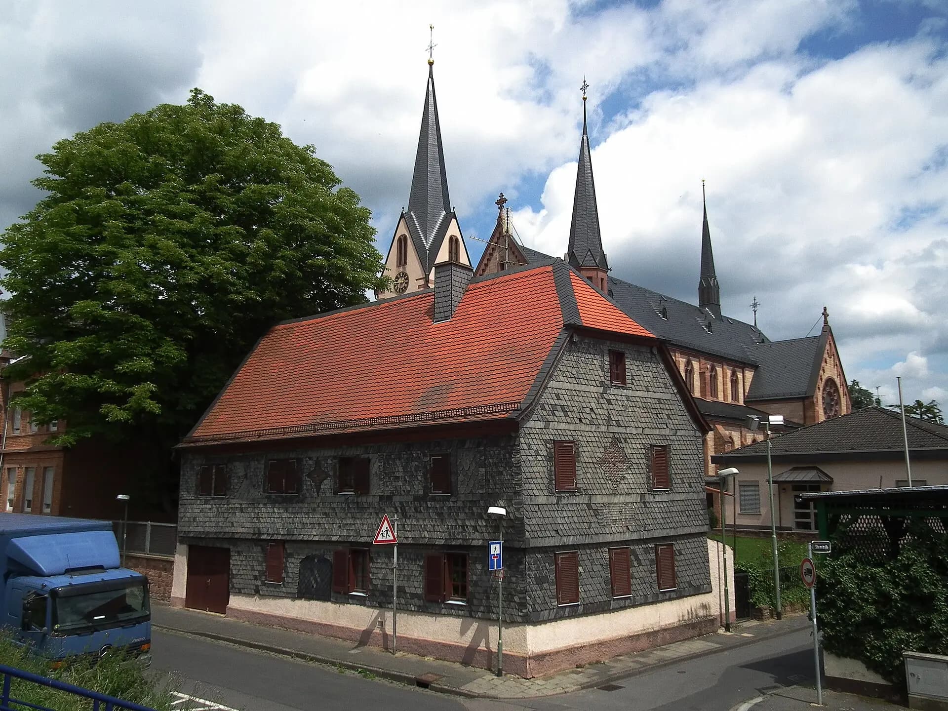 Schiefergedecktes Wohnhaus vor der Pfarrkirche St. Pankratius in Offenbach-Bürgel
