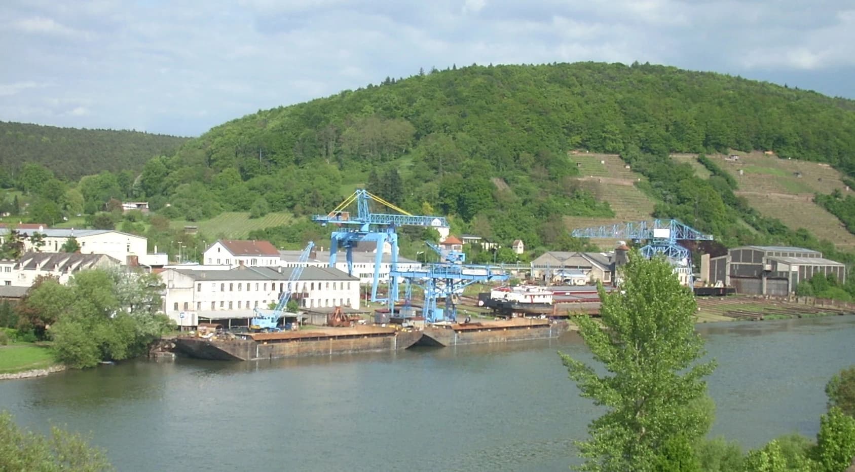 Schiffswerft am Mainufer in Erlenbach am Main
