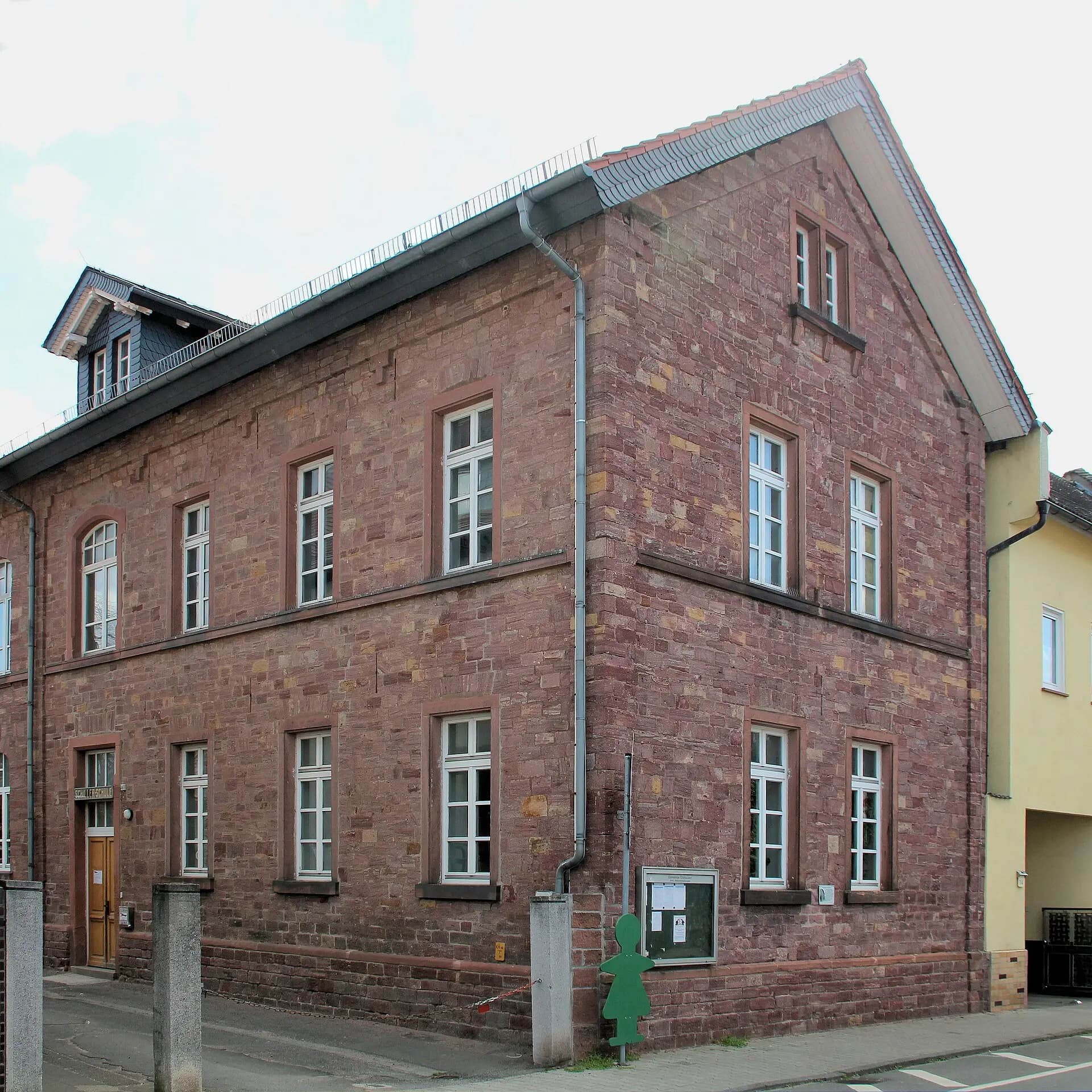 Schillerschule als Sandsteinbau in Erzhausen