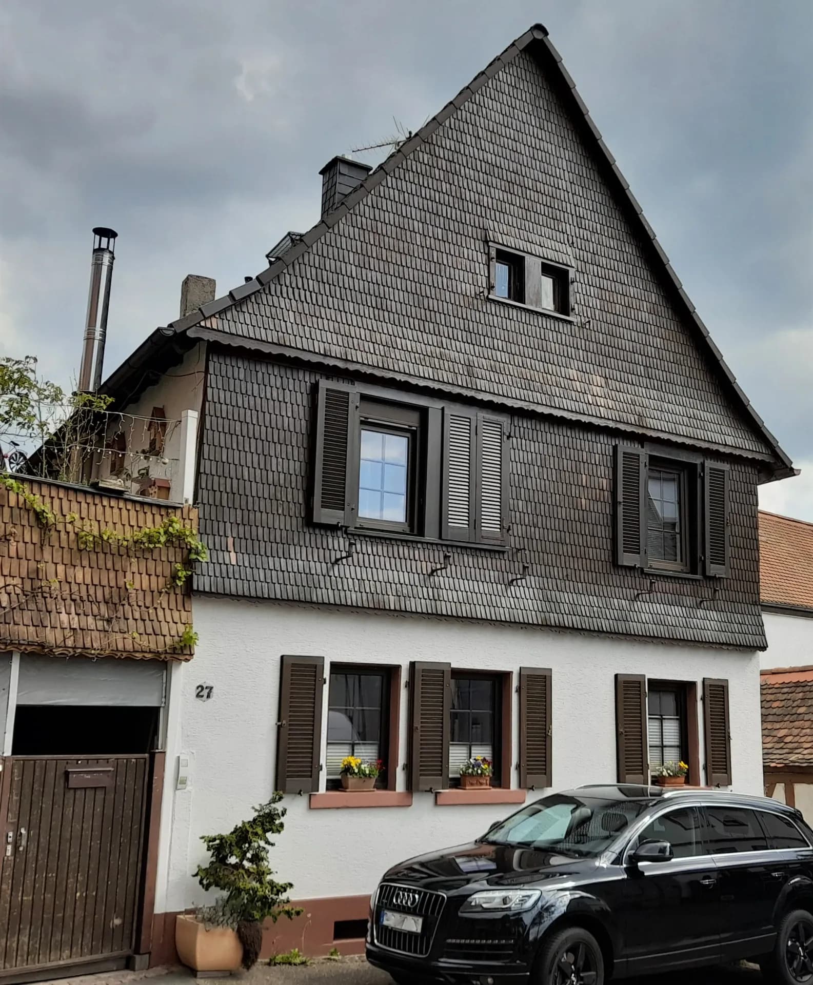 Schindelverkleidetes Wohnhaus am Wilhelm-Leuschner-Platz 27 in Langen