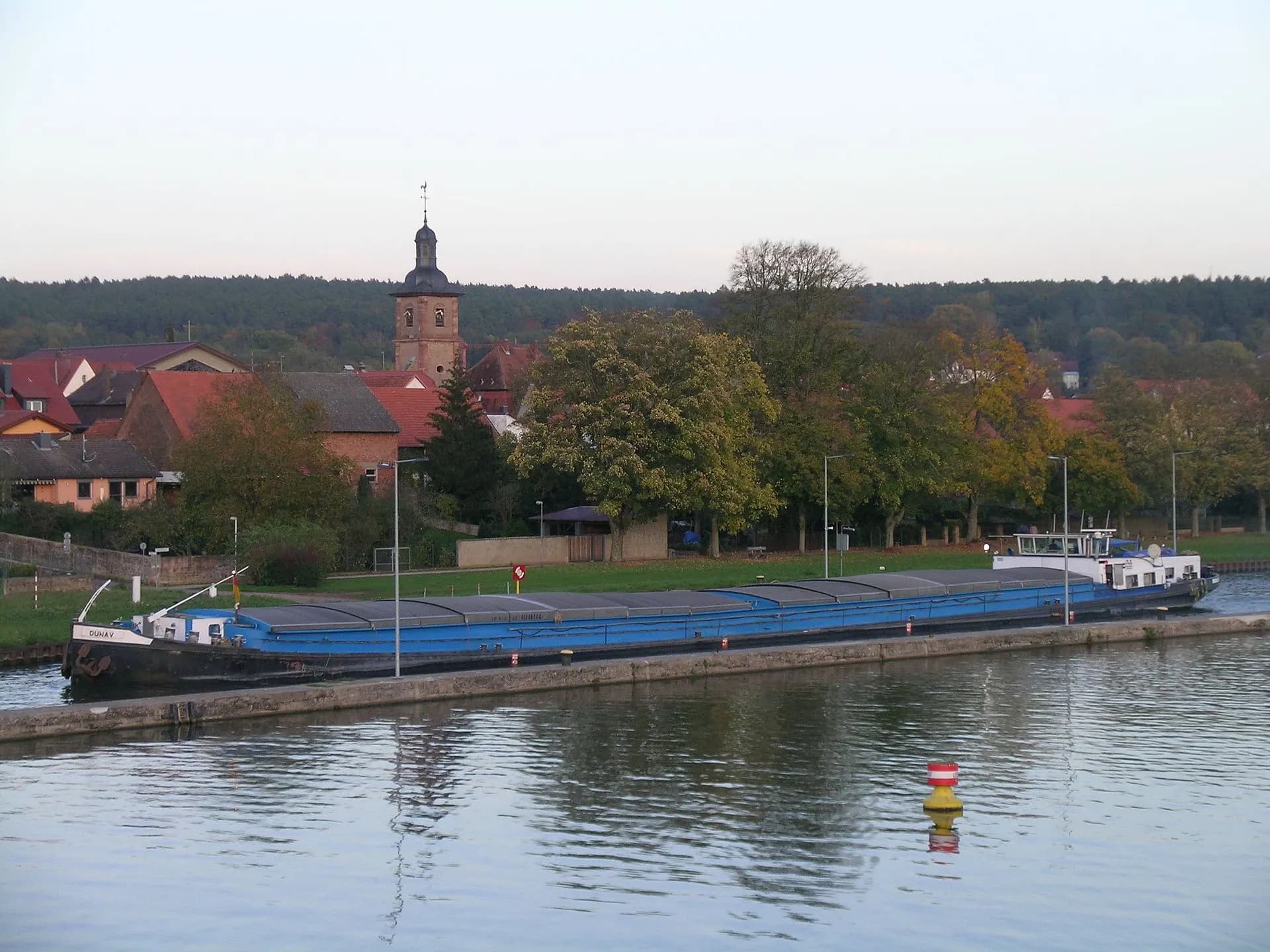 Schleusenkammer der Staustufe Obernau am Main