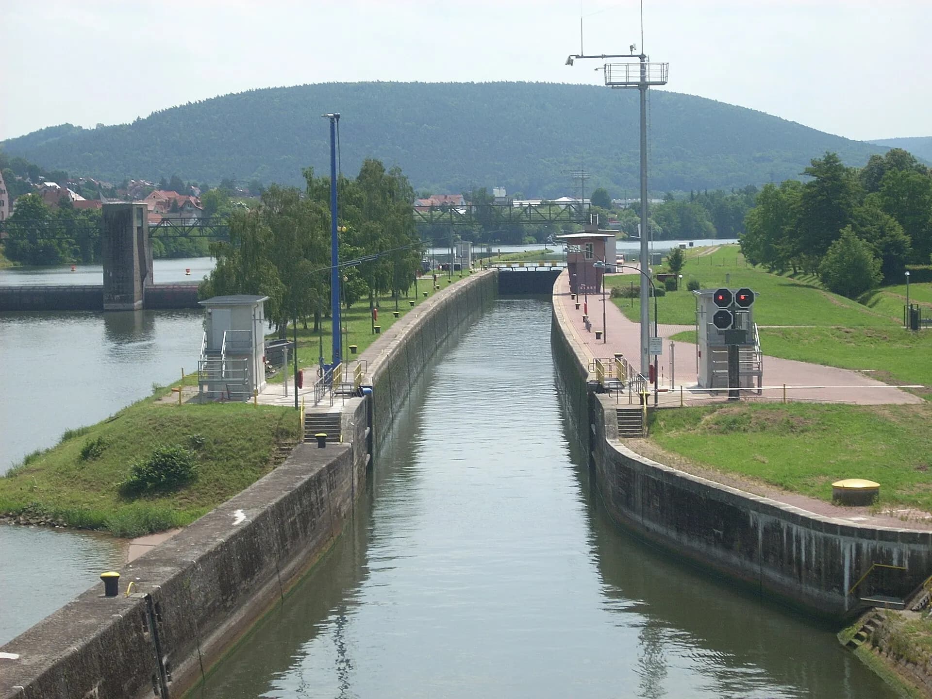 Schleusenkammer der Staustufe am Main in Klingenberg am Main