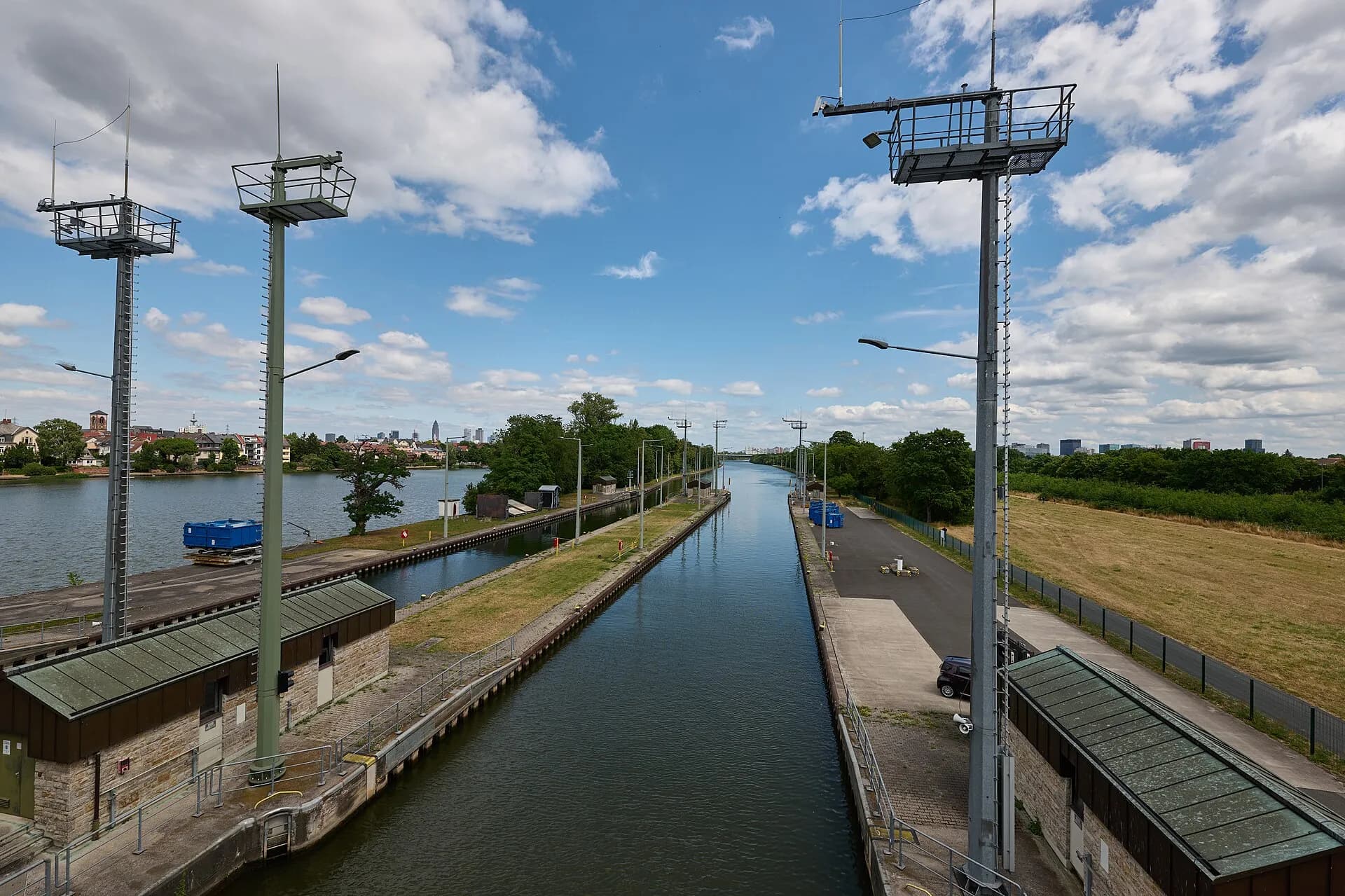 Schleusenkanal der Staustufe Griesheim mit Blick auf die Skyline
