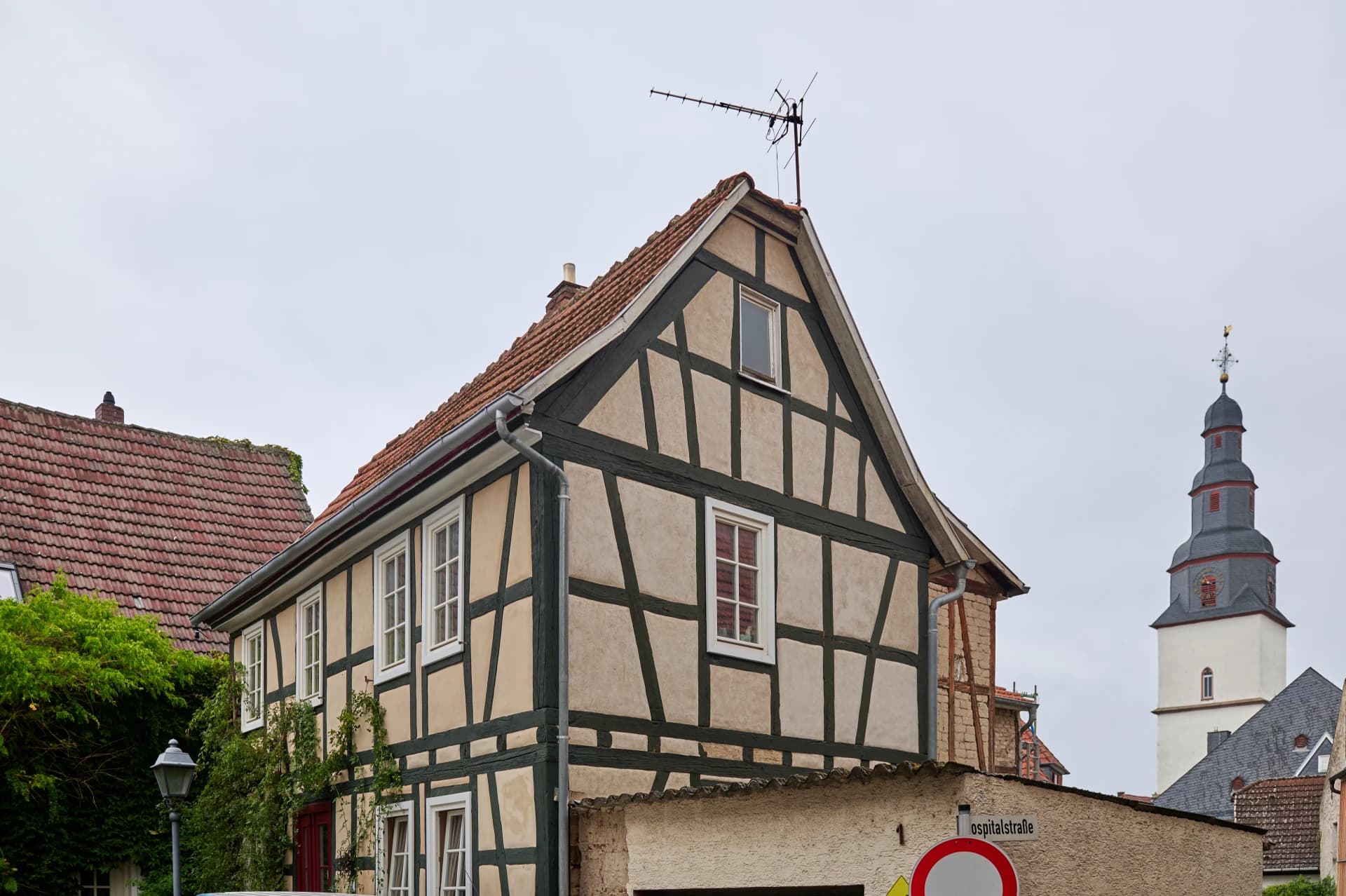 Fachwerkhaus am Schlitzer Hof mit Kirchturm in Nidderau-Windecken