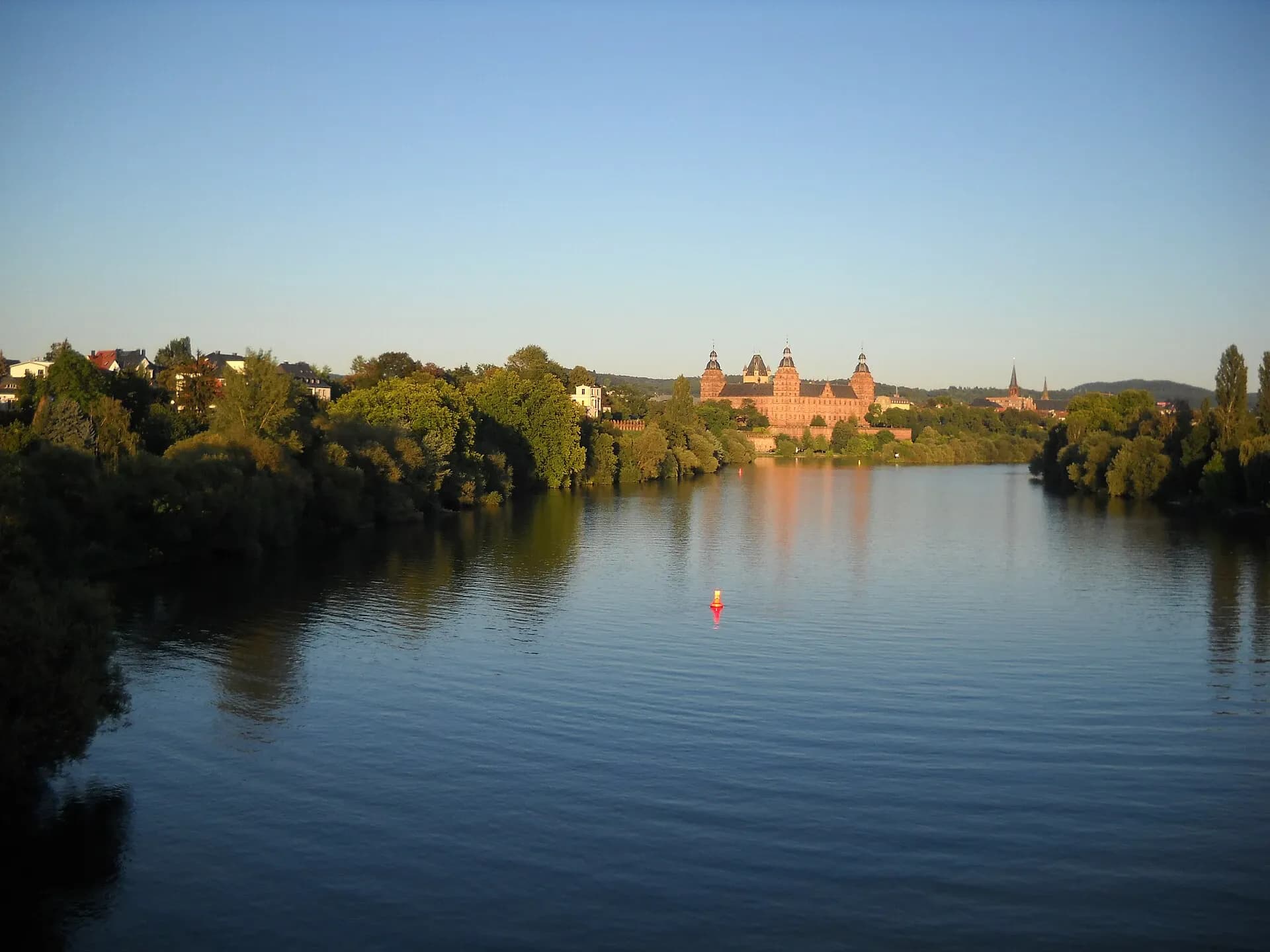 Schloss Johannisburg im Abendlicht über dem Main in Aschaffenburg