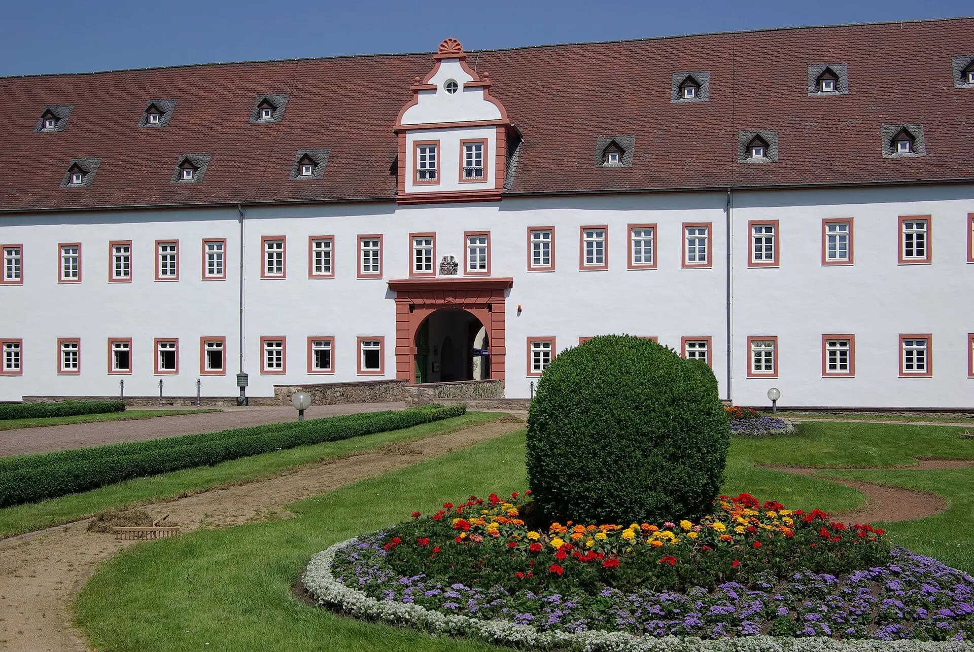 Blumengarten vor Schloss Schönborn in Heusenstamm