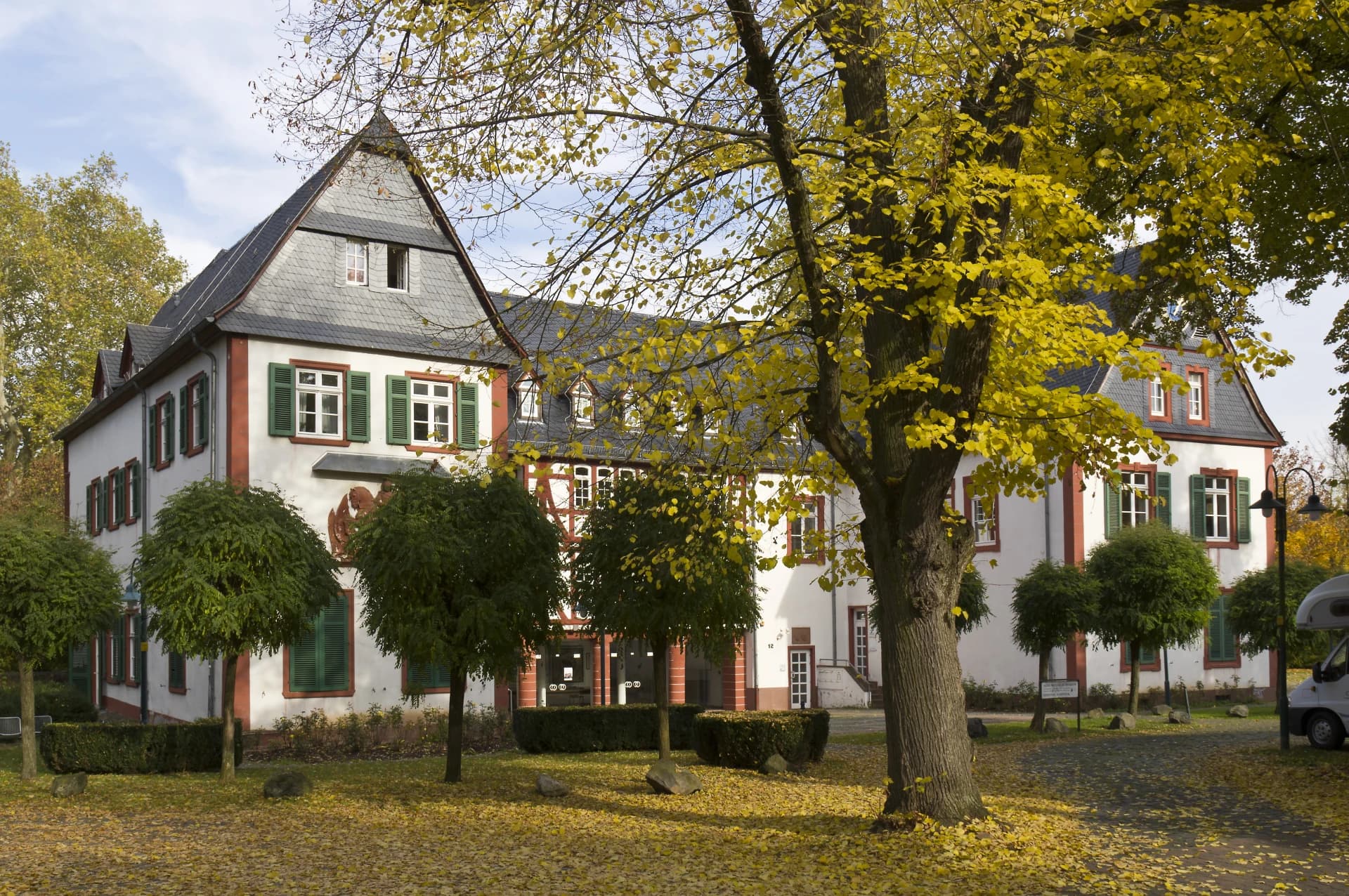 Schloss Büdesheim in Schöneck im Herbst