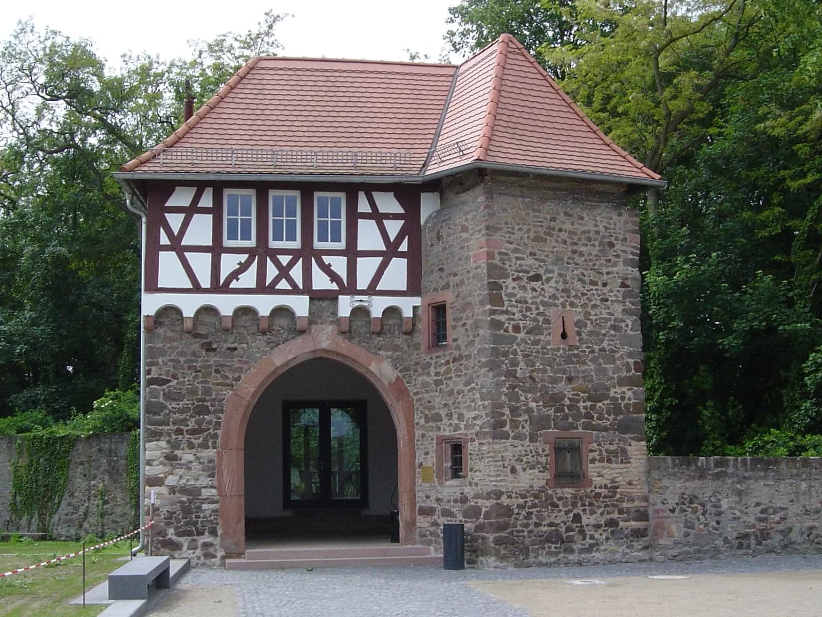Torbau von Schloss Dornberg in Groß-Gerau