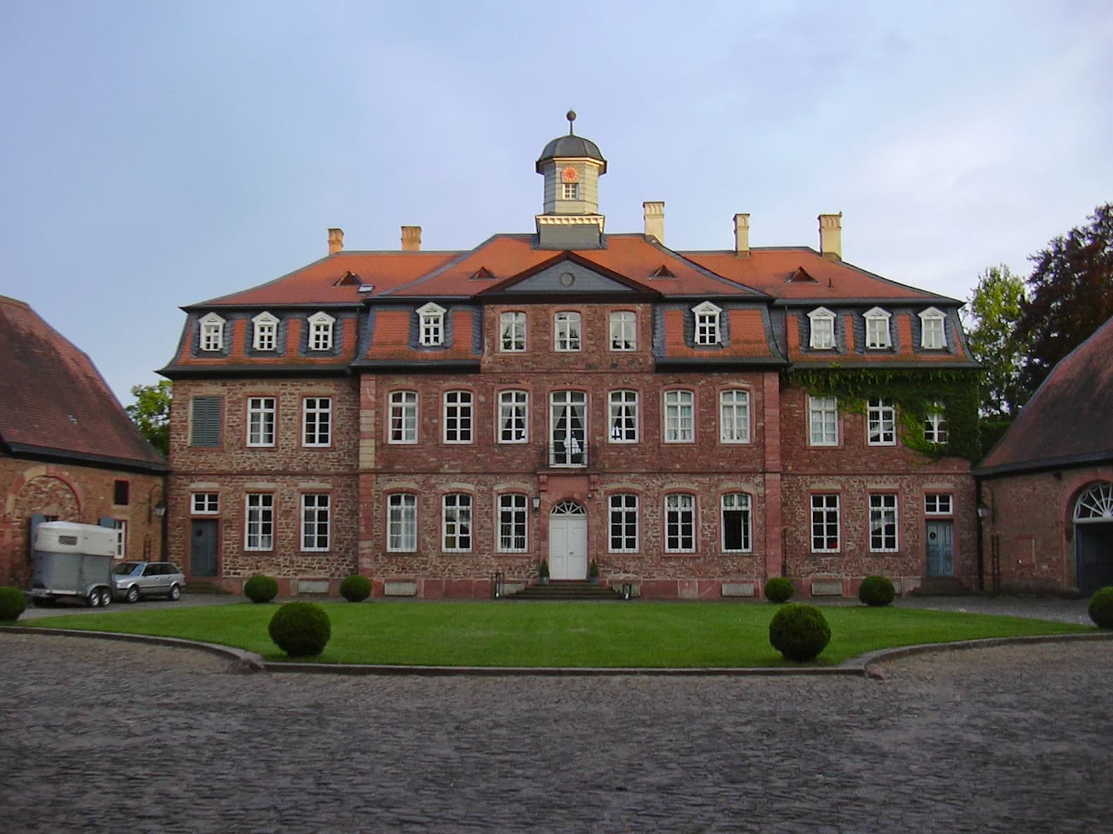 Innenhof von Schloss Emmerichshofen in Kahl am Main