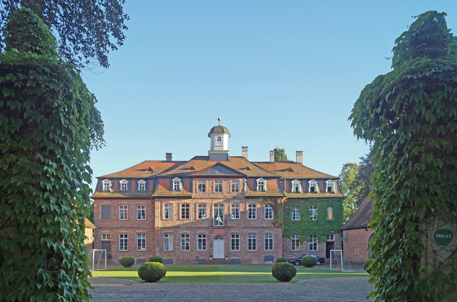 Zufahrt zum Schloss Emmerichshofen in Kahl am Main