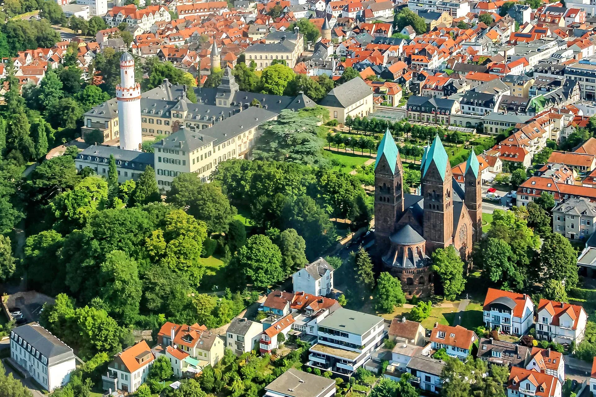 Luftbild von Schloss und Erlöserkirche in Bad Homburg
