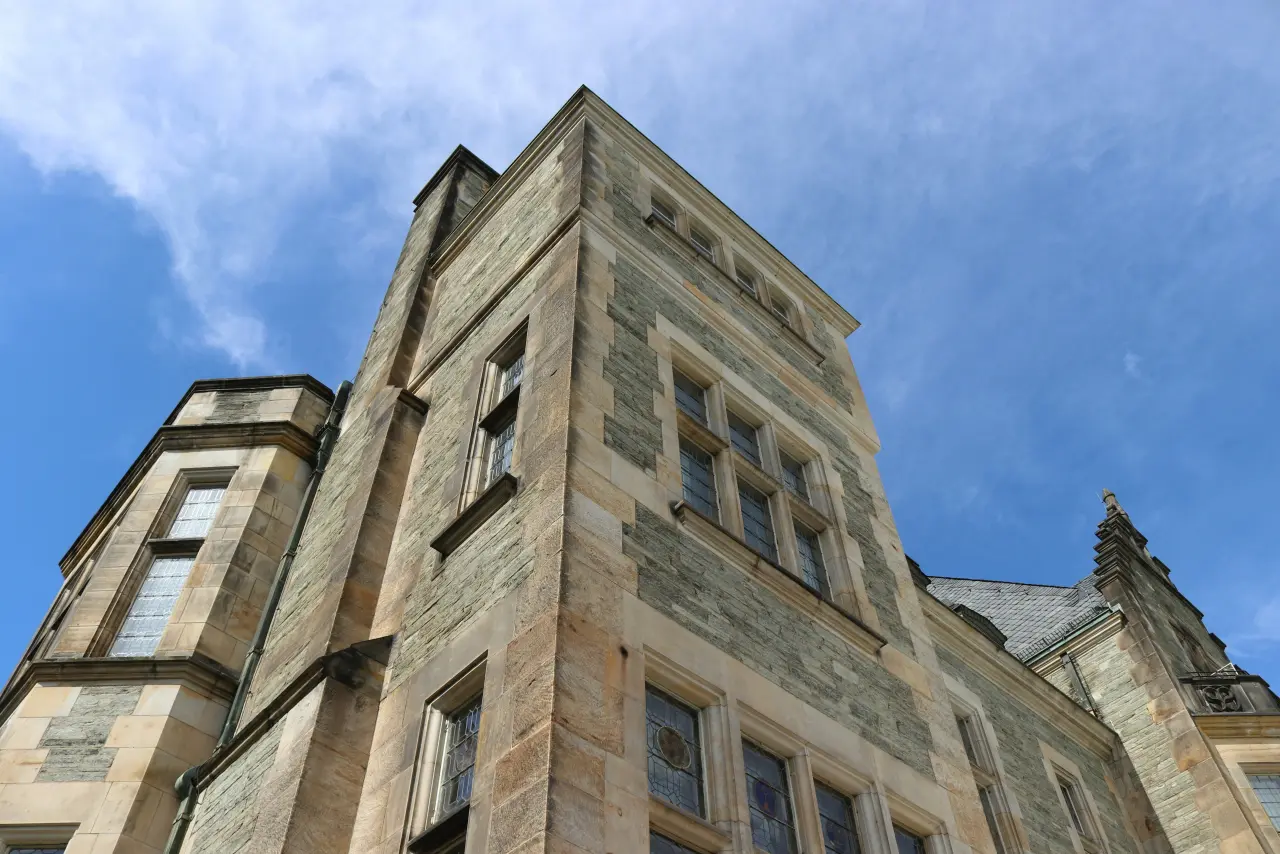 Steinerne Schlossfassade mit Turm und Sprossenfenstern in Kronberg im Taunus