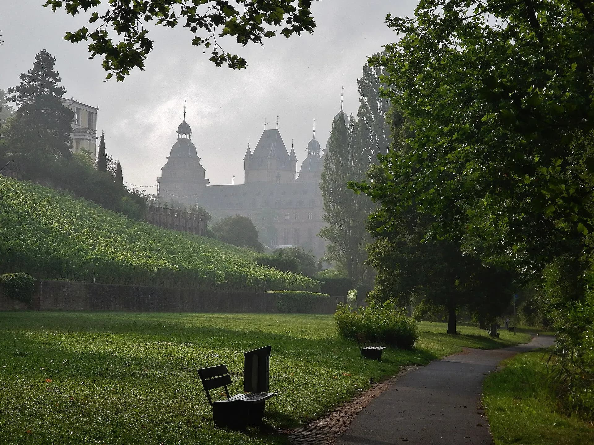 Schloss Johannisburg im morgendlichen Gegenlicht in Aschaffenburg