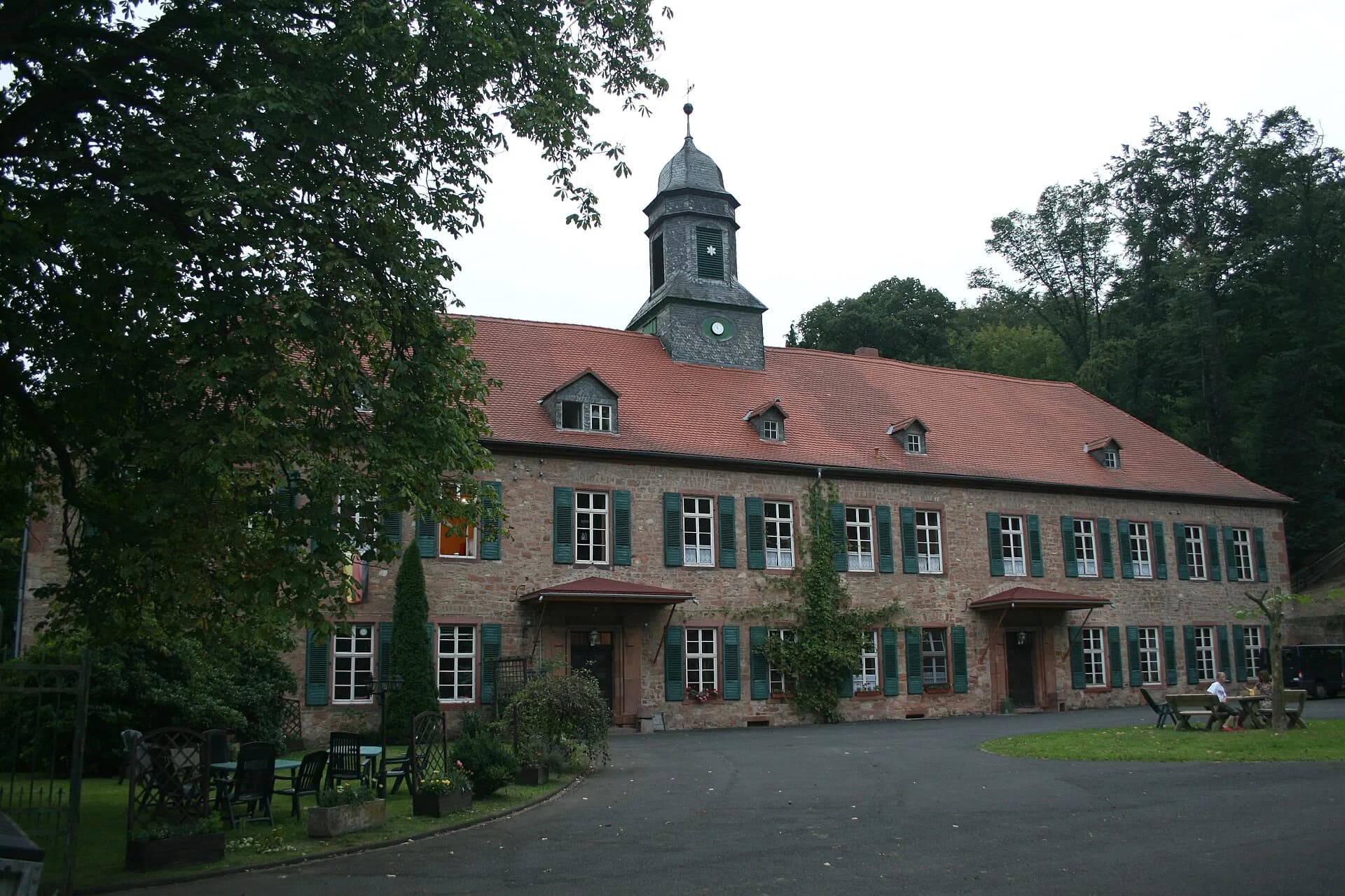 Schloss Gettenbach in Gründau von der Zufahrt