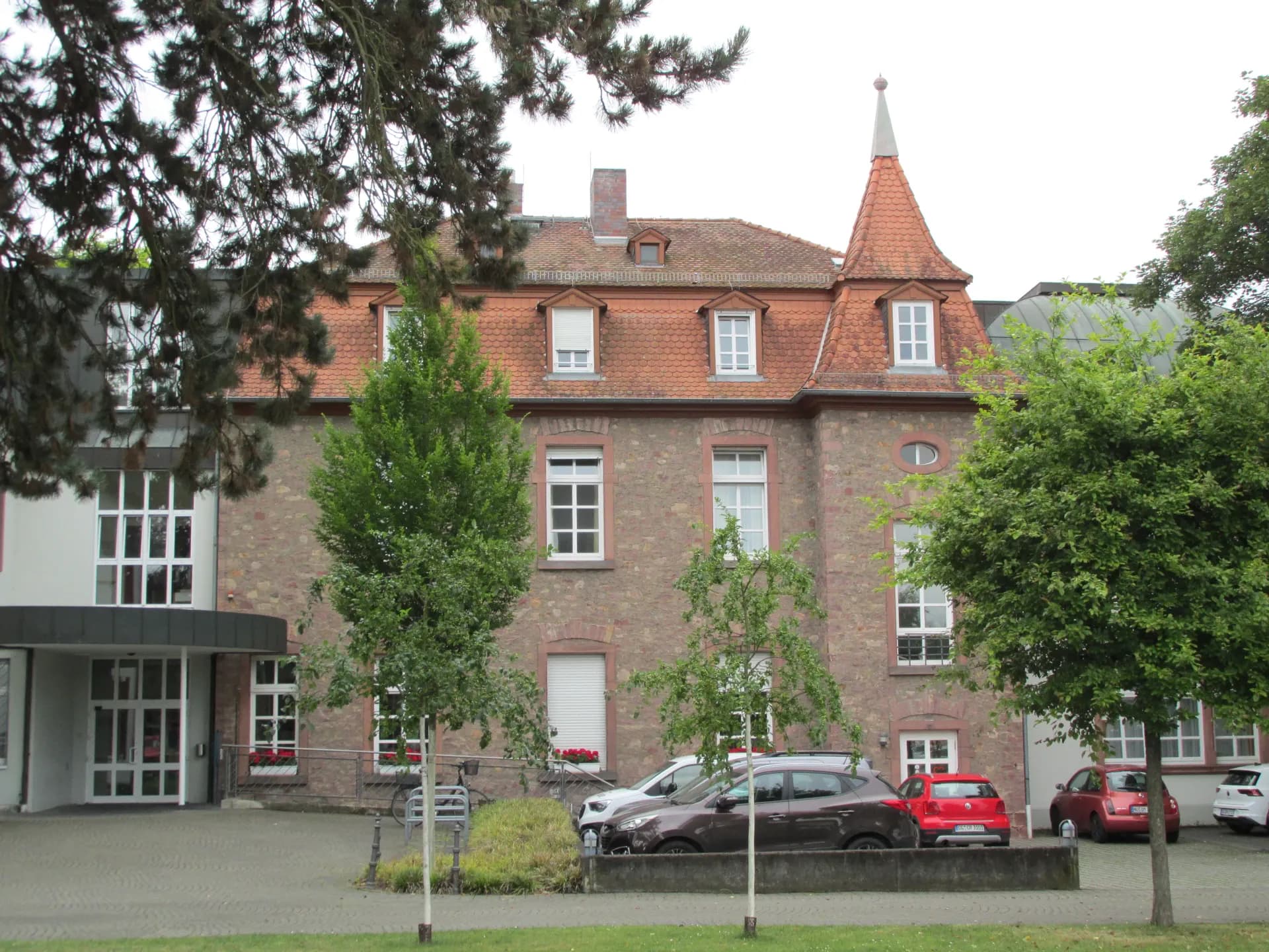 Bruchsteinflügel des Schlosses Gräfenhausen in Weiterstadt