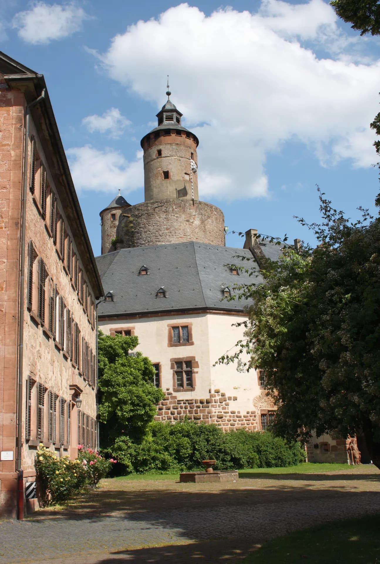 Innenhof von Schloss Büdingen mit Bergfried