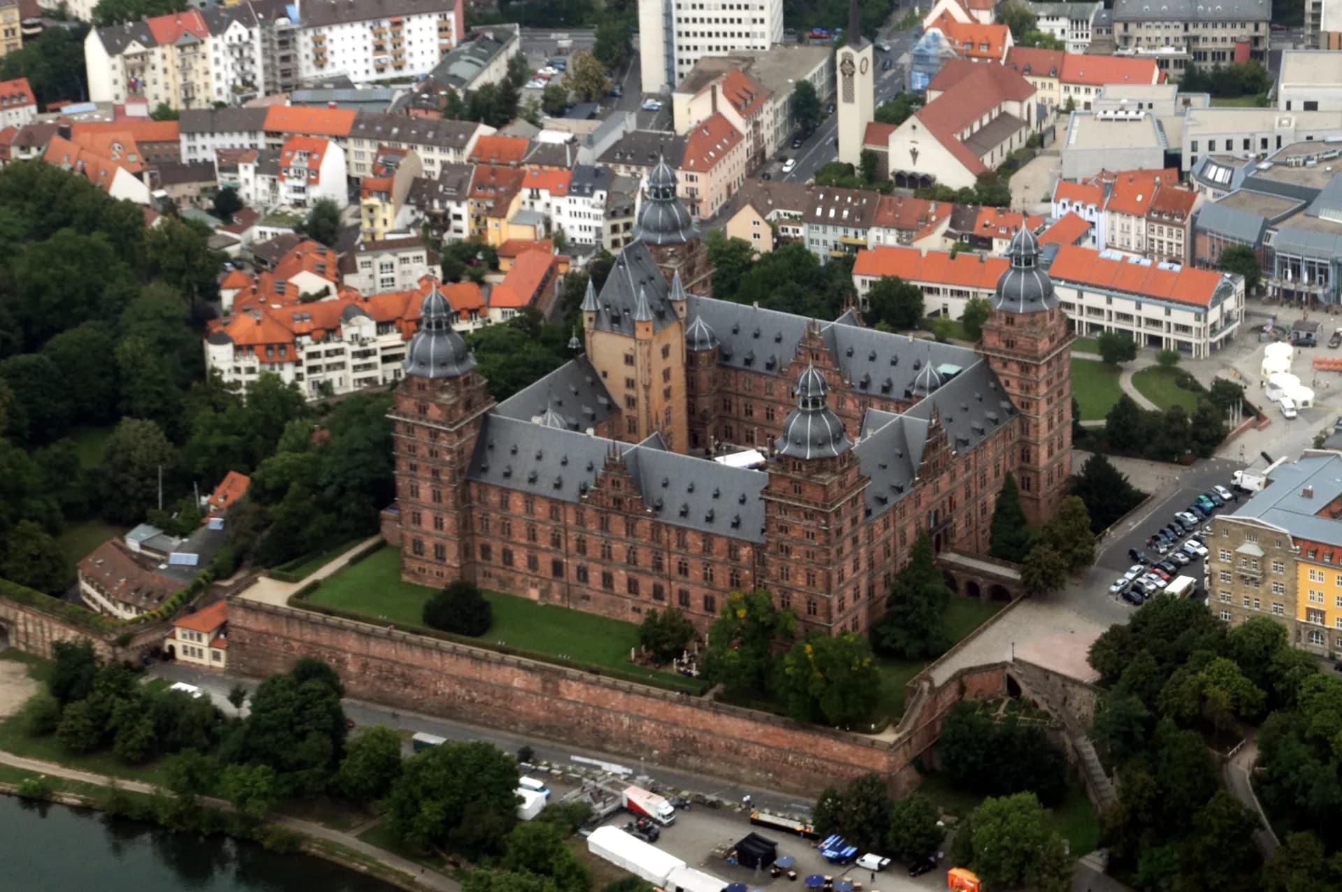 Luftaufnahme von Schloss Johannisburg und der Altstadt Aschaffenburgs