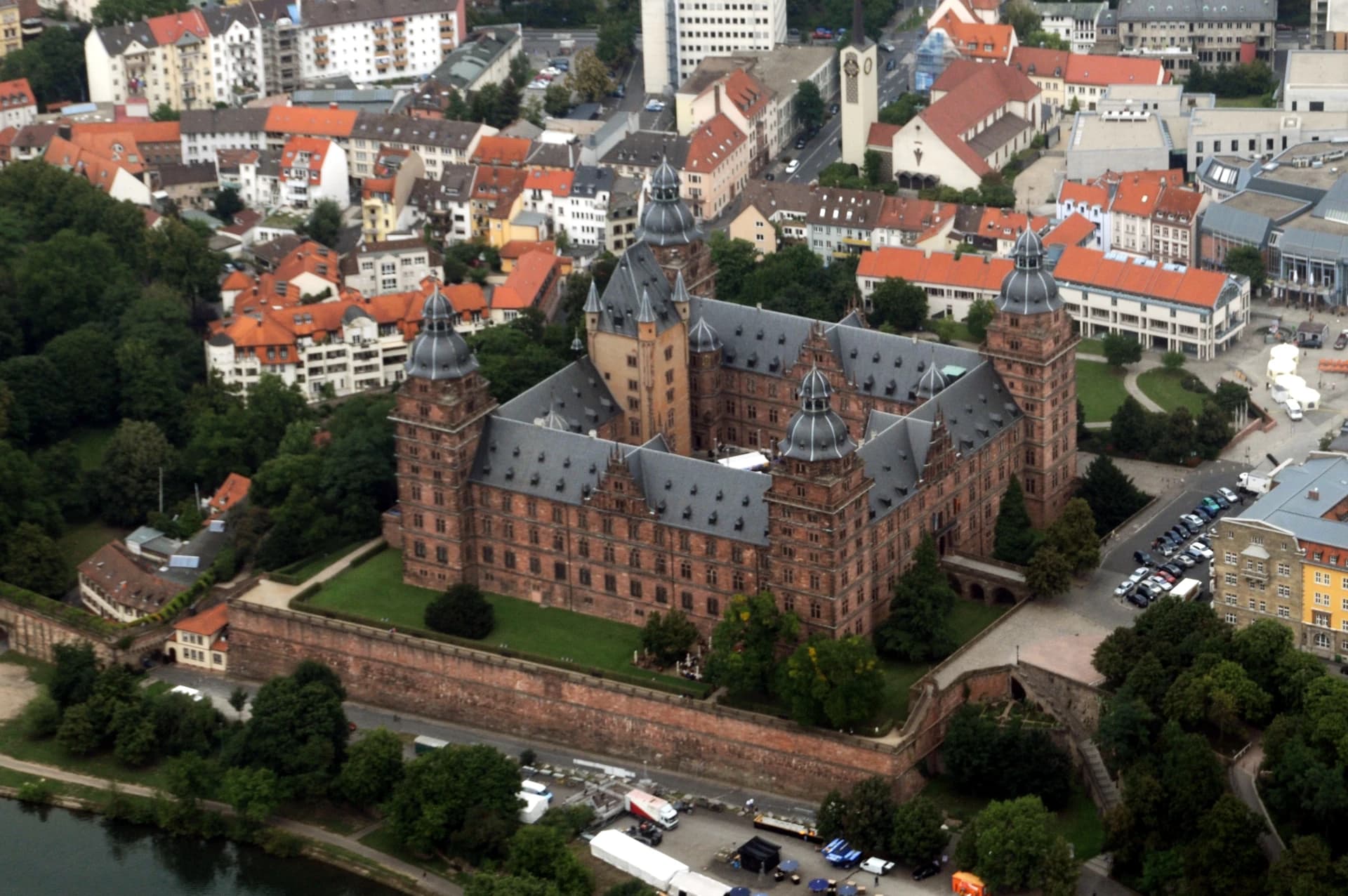 Luftaufnahme von Schloss Johannisburg und der Altstadt Aschaffenburgs