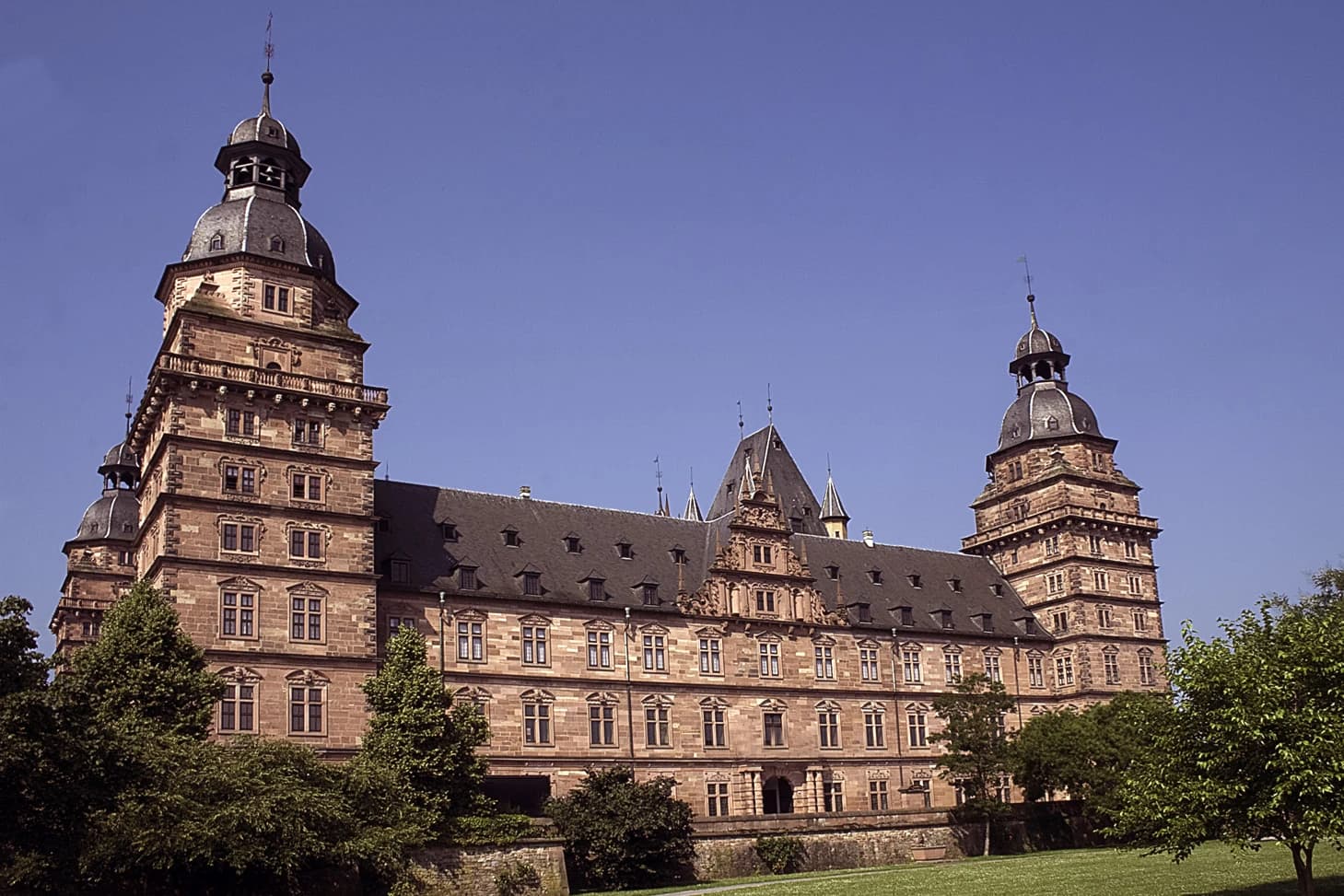 Schloss Johannisburg von der Parkseite in Aschaffenburg