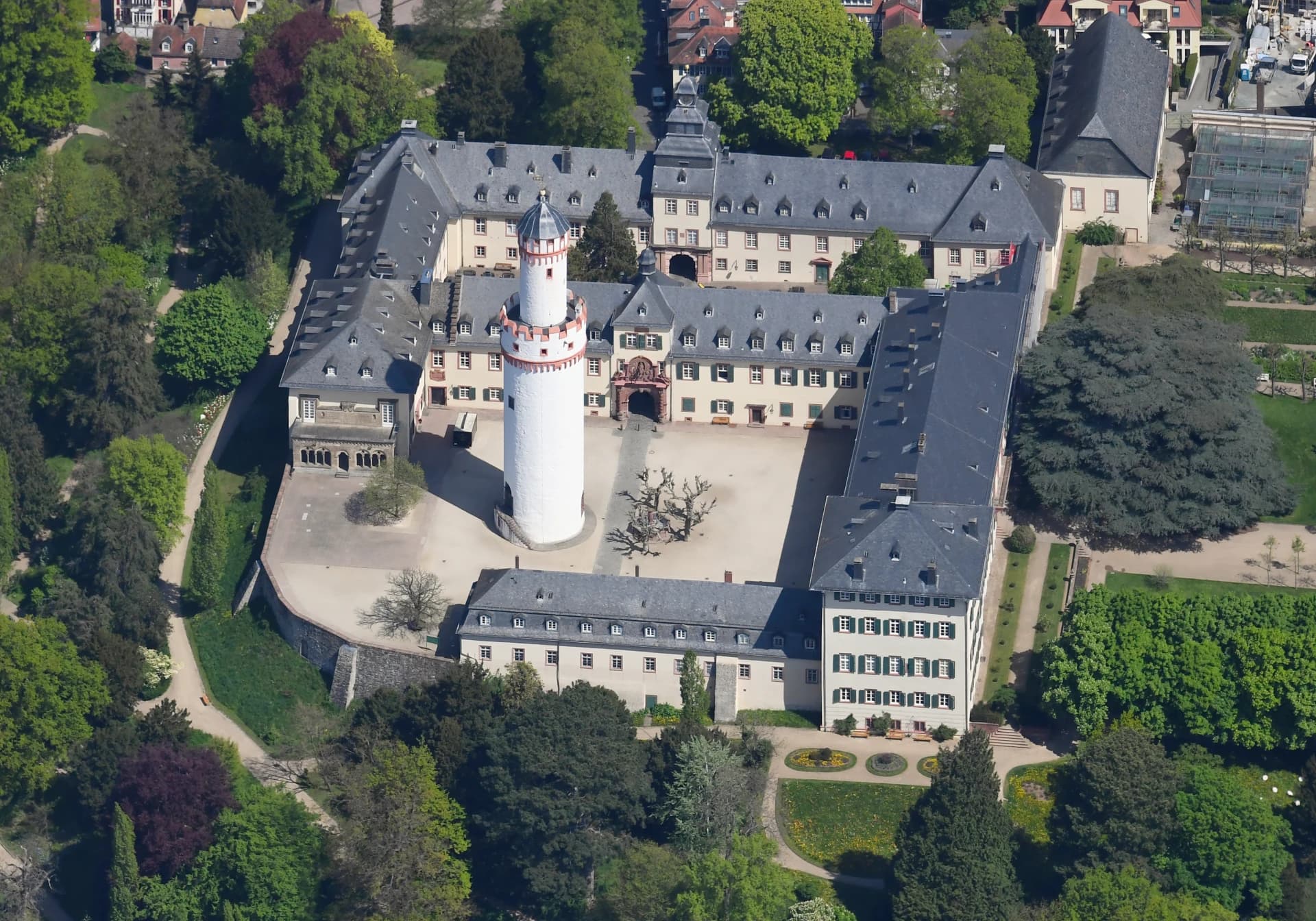 Luftaufnahme von Schloss Bad Homburg mit dem Weißen Turm von Süden