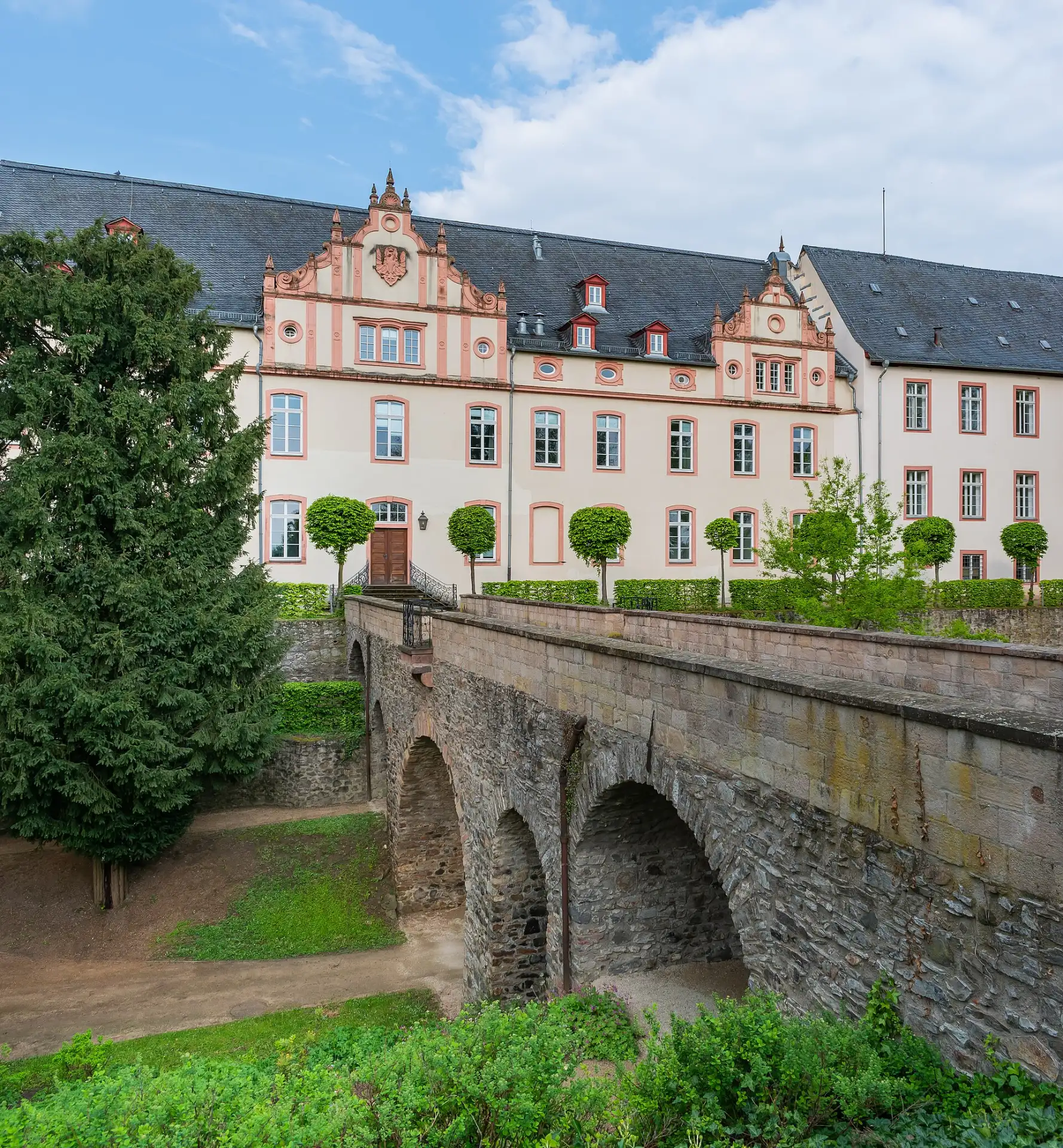 Schlossbau der Burg mit Brücke in Friedberg (Hessen)