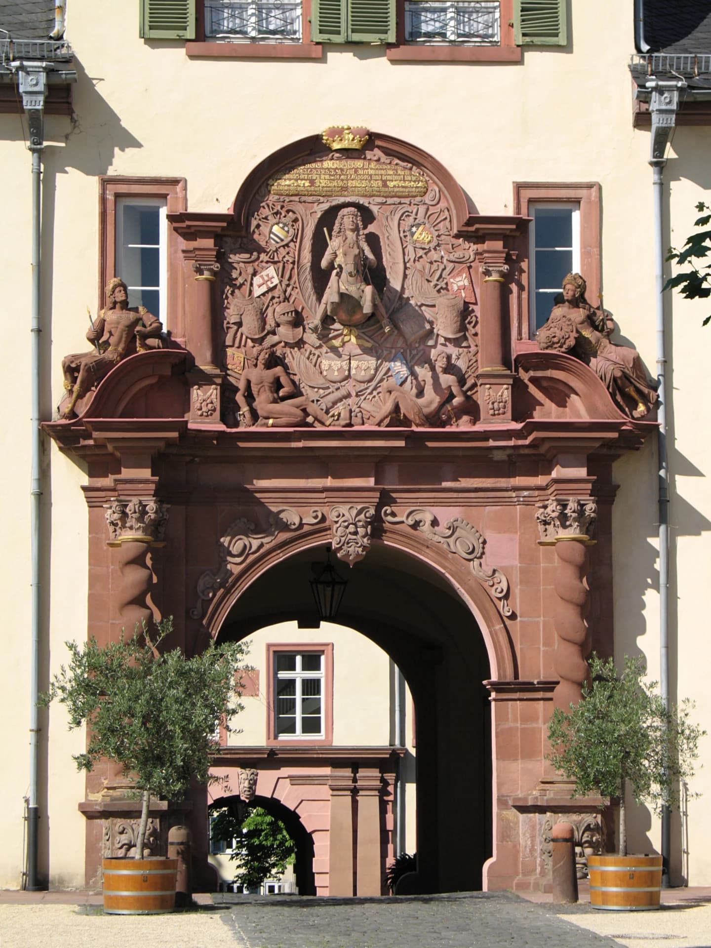 Oberes Tor mit Wappenportal am Schloss Bad Homburg