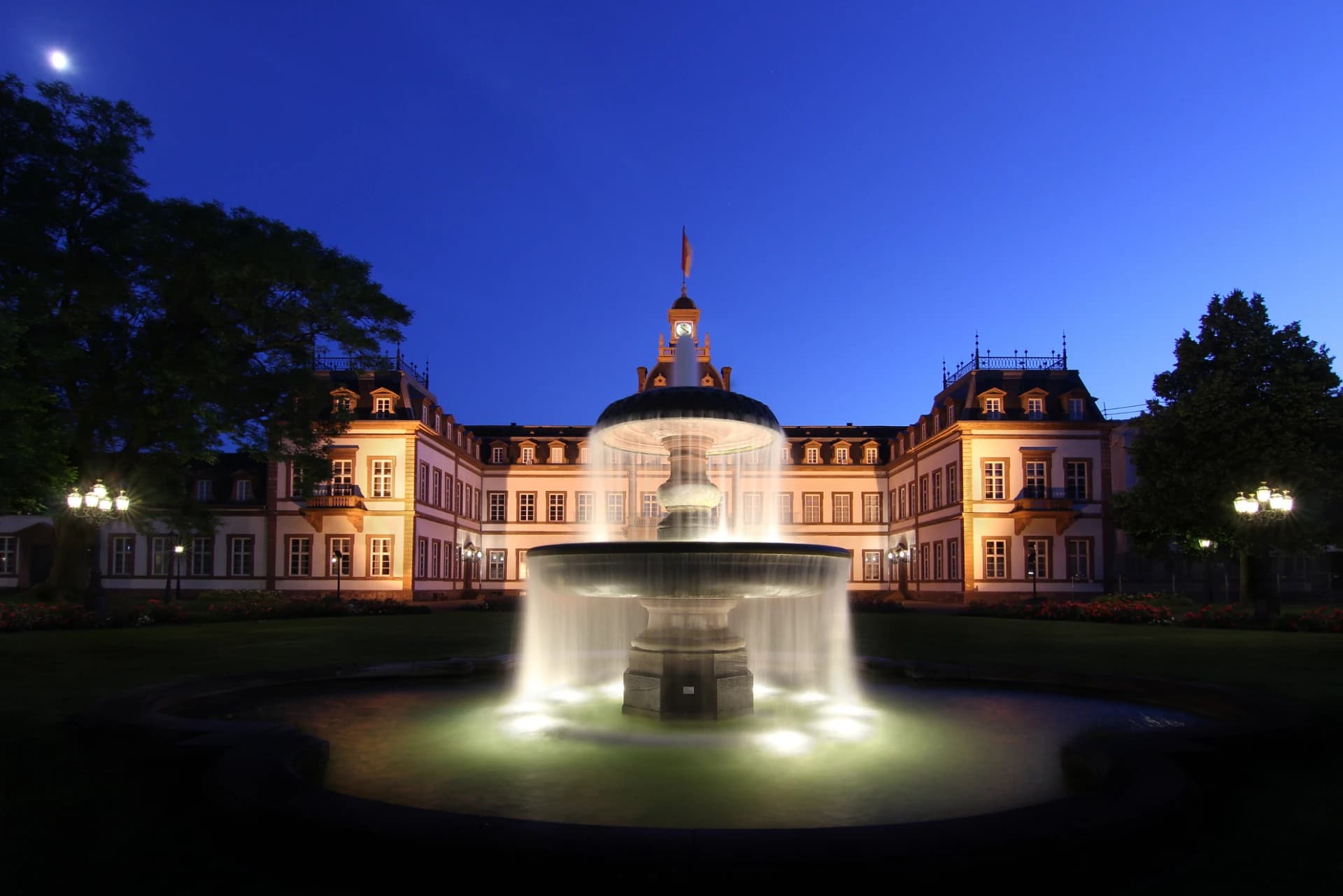 Schloss Philippsruhe mit beleuchtetem Springbrunnen in Hanau-Kesselstadt