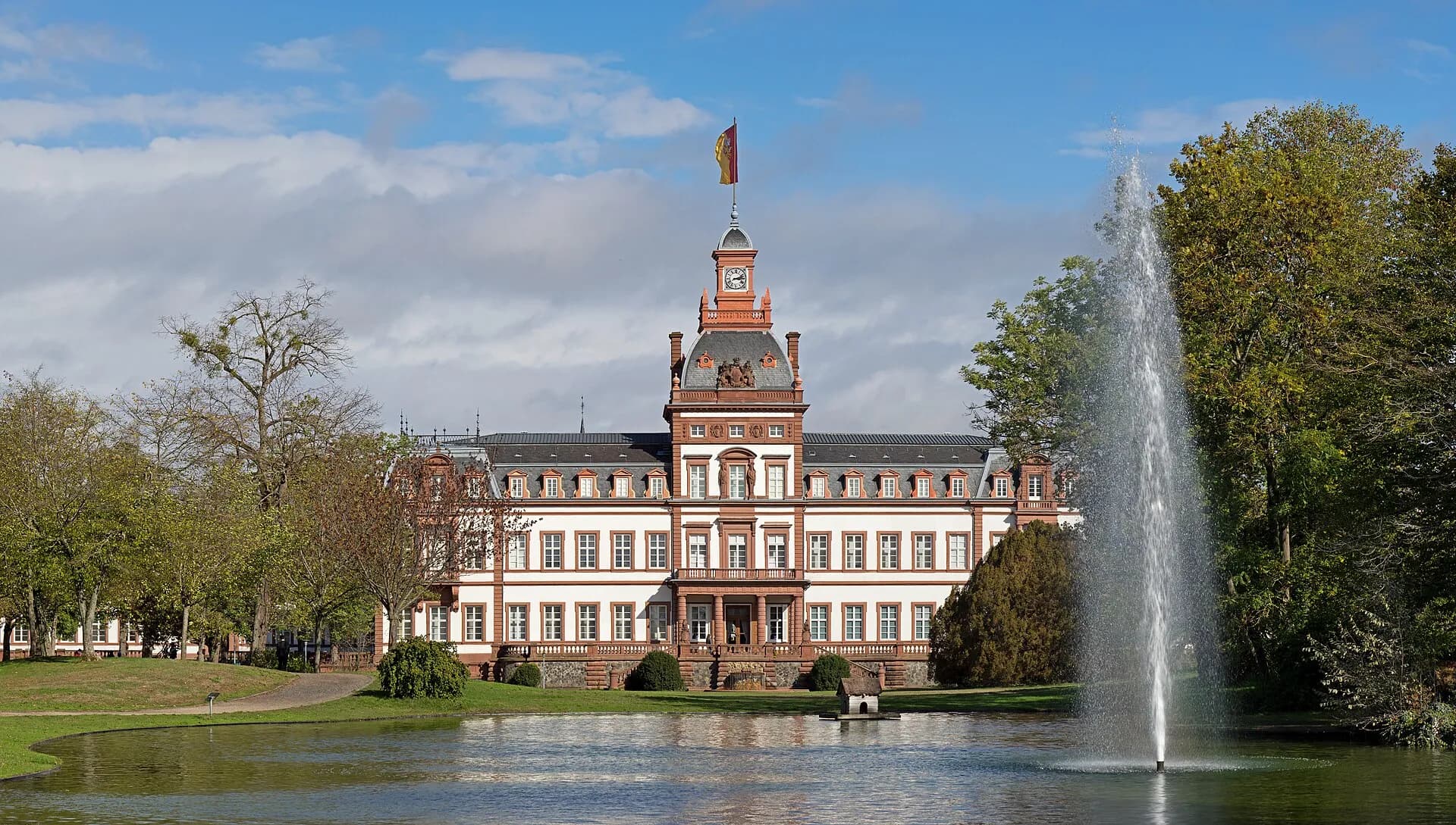 Schloss Philippsruhe mit Parkfontäne in Hanau-Kesselstadt
