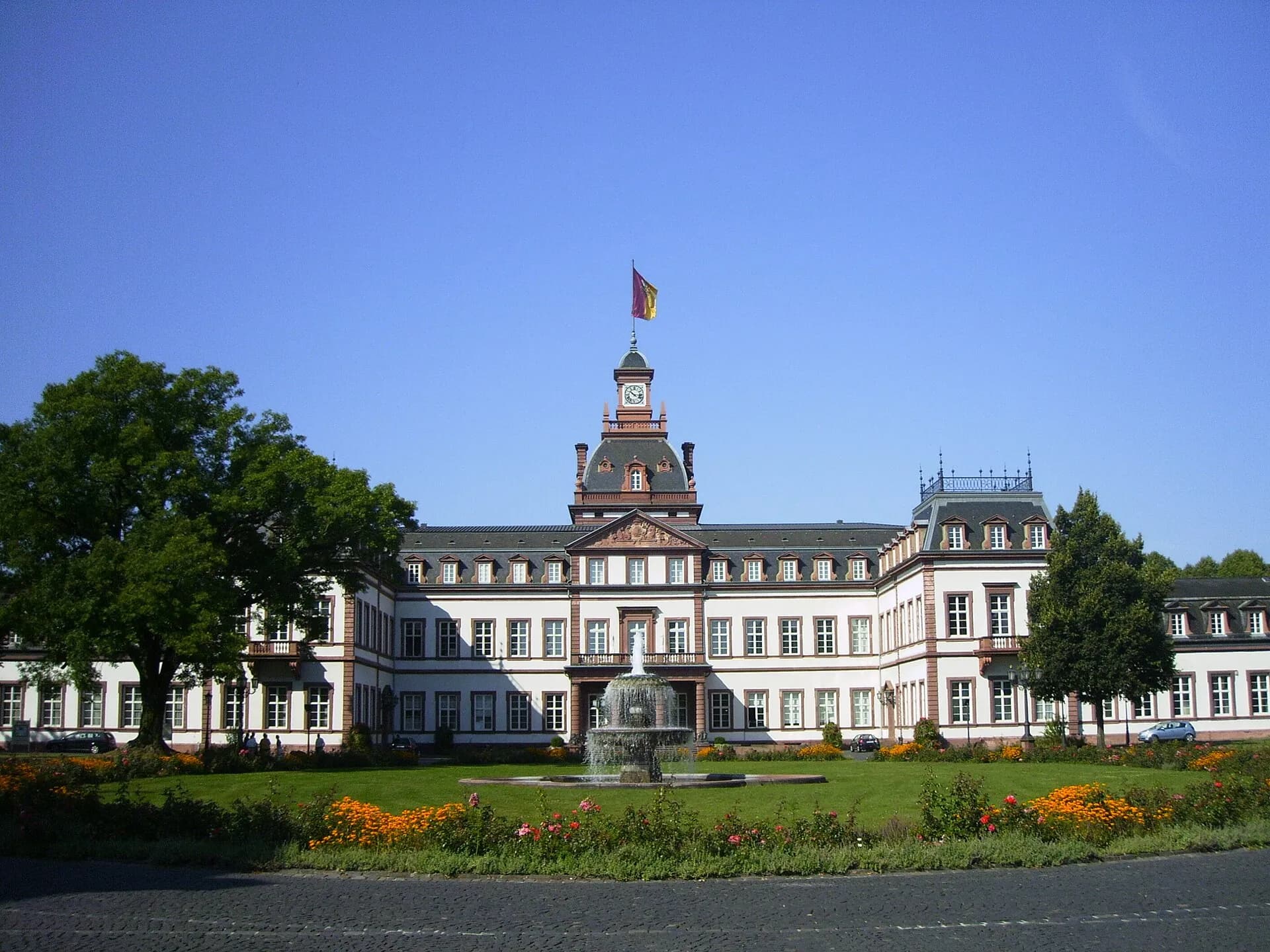 Schloss Philippsruhe mit Sommerbepflanzung in Hanau-Kesselstadt