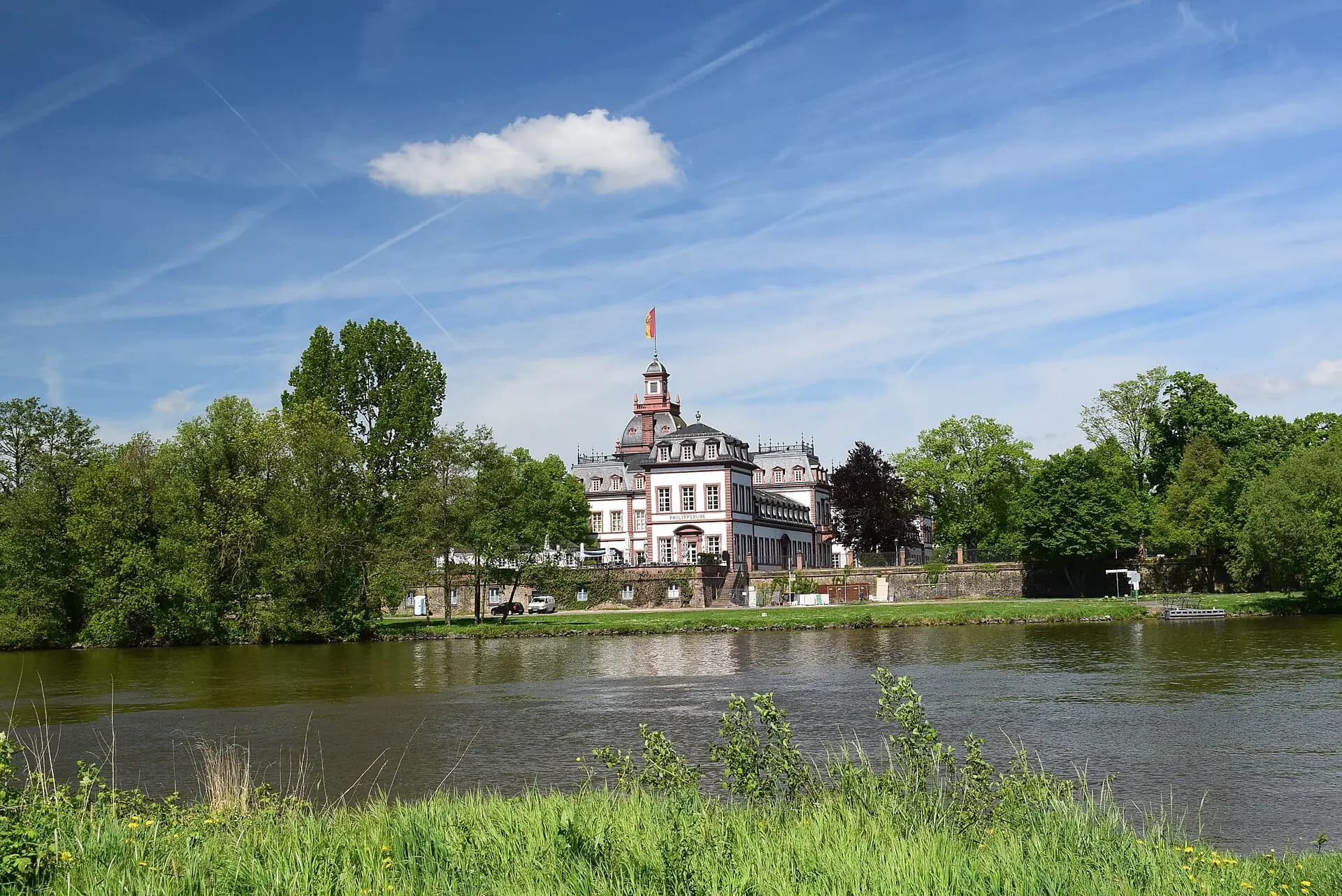 Schloss Philippsruhe vom Mainufer aus in Hanau-Kesselstadt