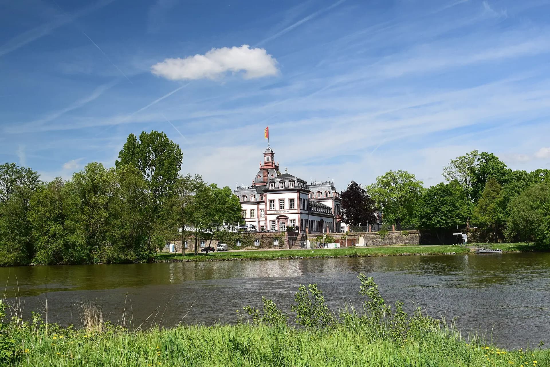 Schloss Philippsruhe vom Mainufer aus in Hanau-Kesselstadt