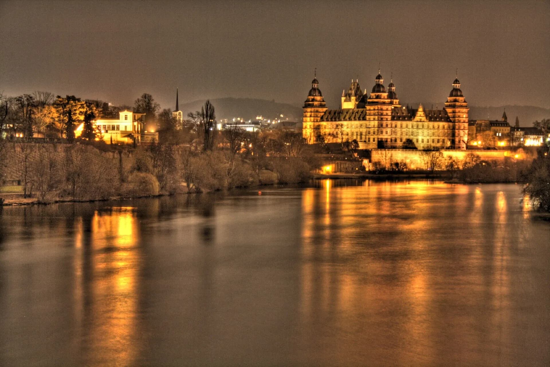 Schloss Johannisburg und Pompejanum bei Nacht in Aschaffenburg