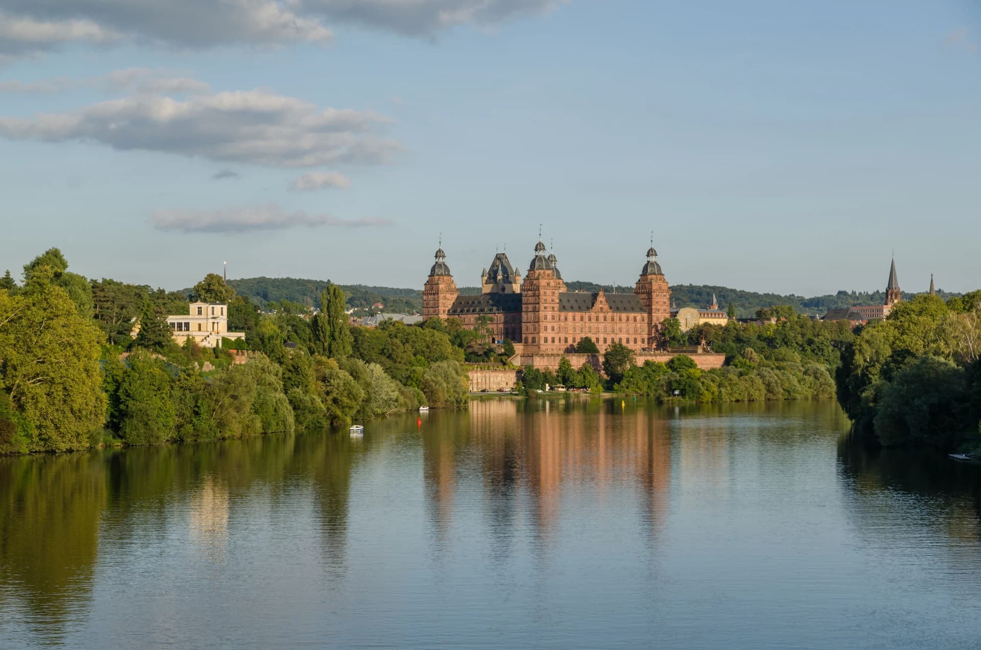 Schloss Johannisburg und Pompejanum am Mainufer in Aschaffenburg
