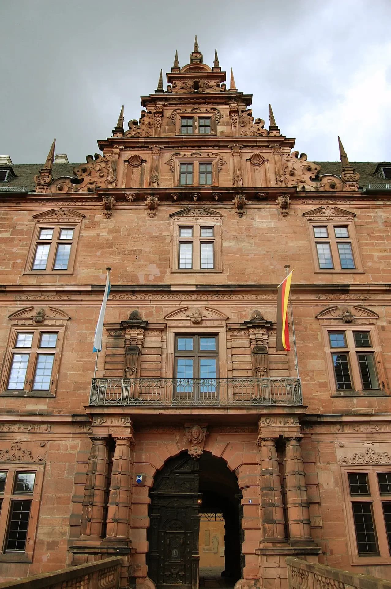 Portalfassade von Schloss Johannisburg in Aschaffenburg