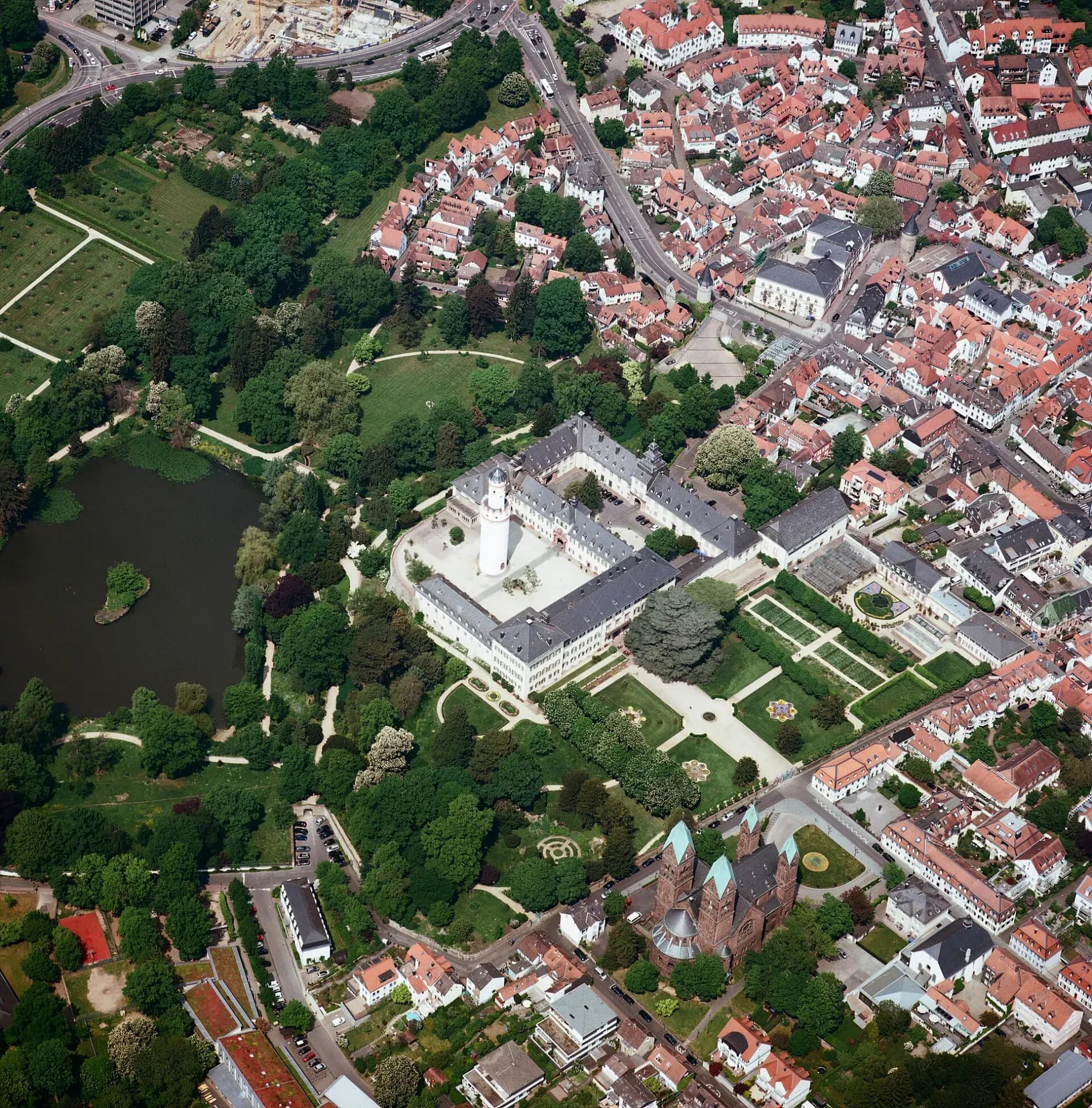 Luftbild von Schloss und Schlossgarten in Bad Homburg