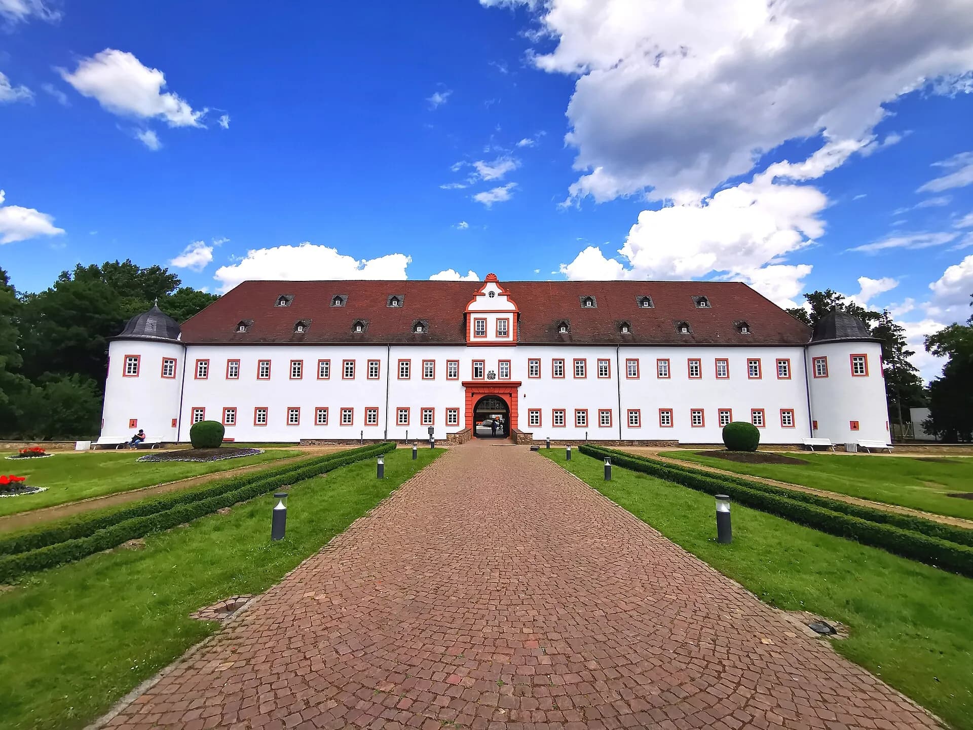 Zufahrtsallee zum Schloss Schönborn in Heusenstamm