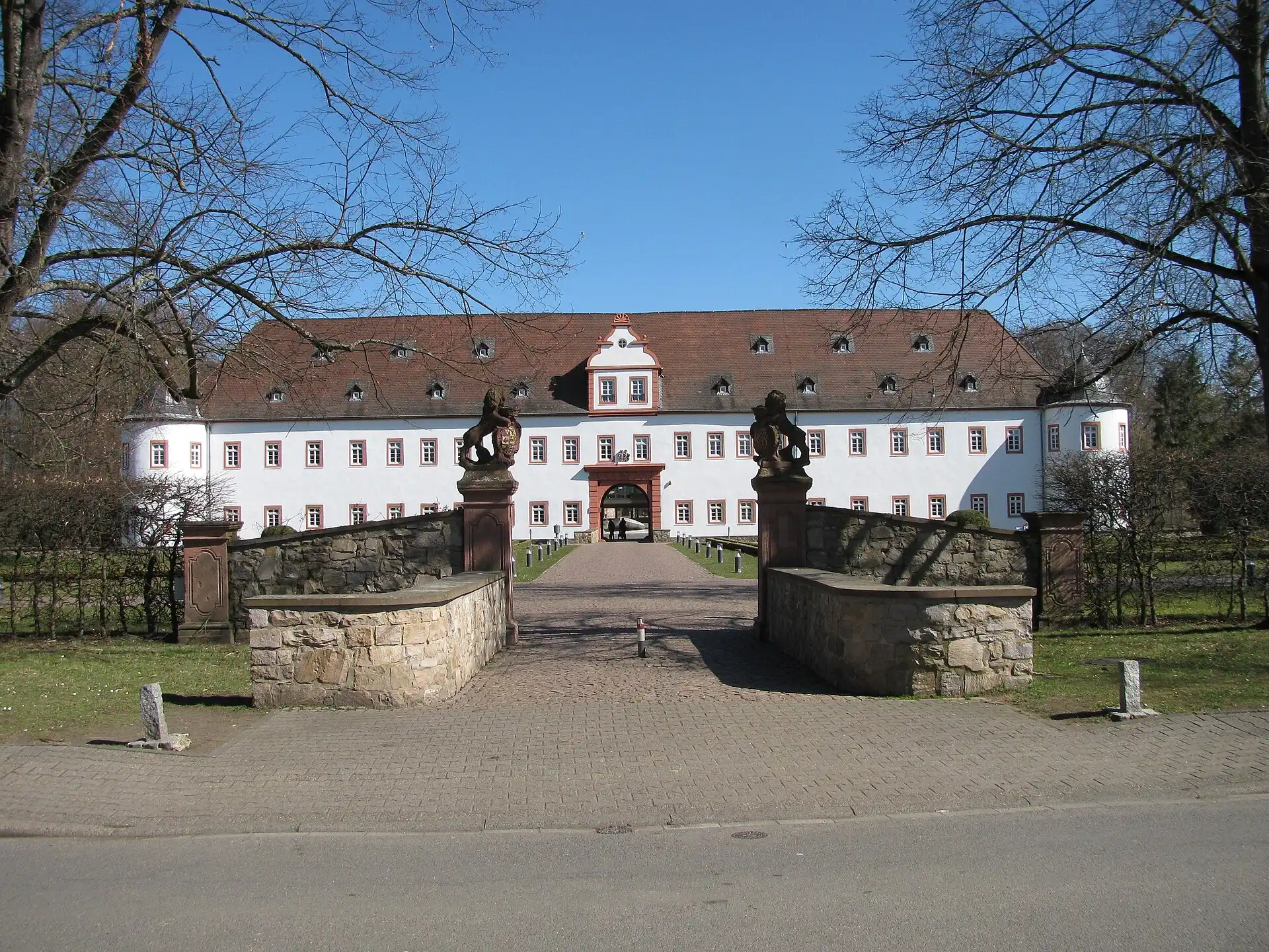 Einfahrt zum Schloss Schönborn in Heusenstamm