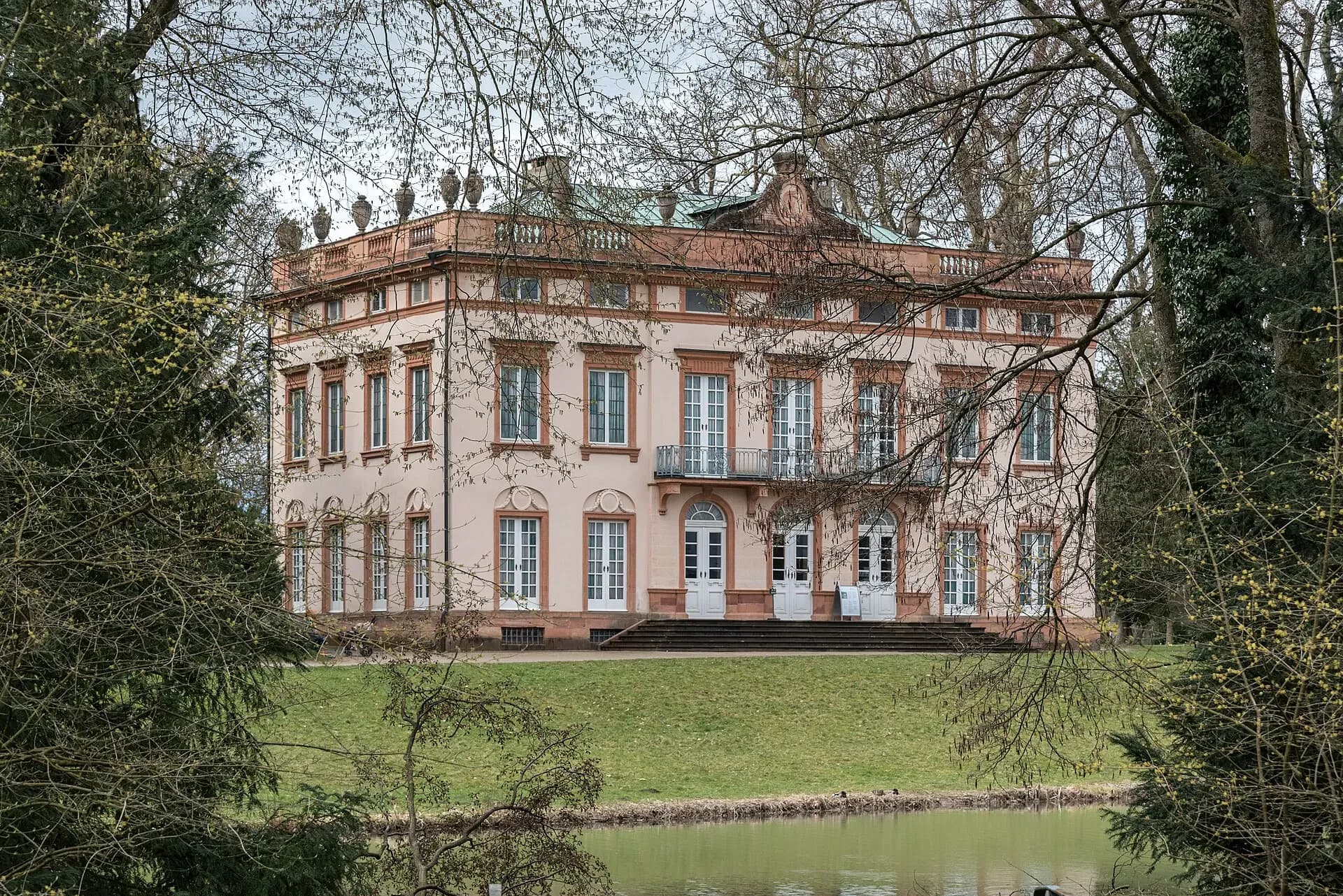 Schloss Schönbusch am Parksee in Aschaffenburg
