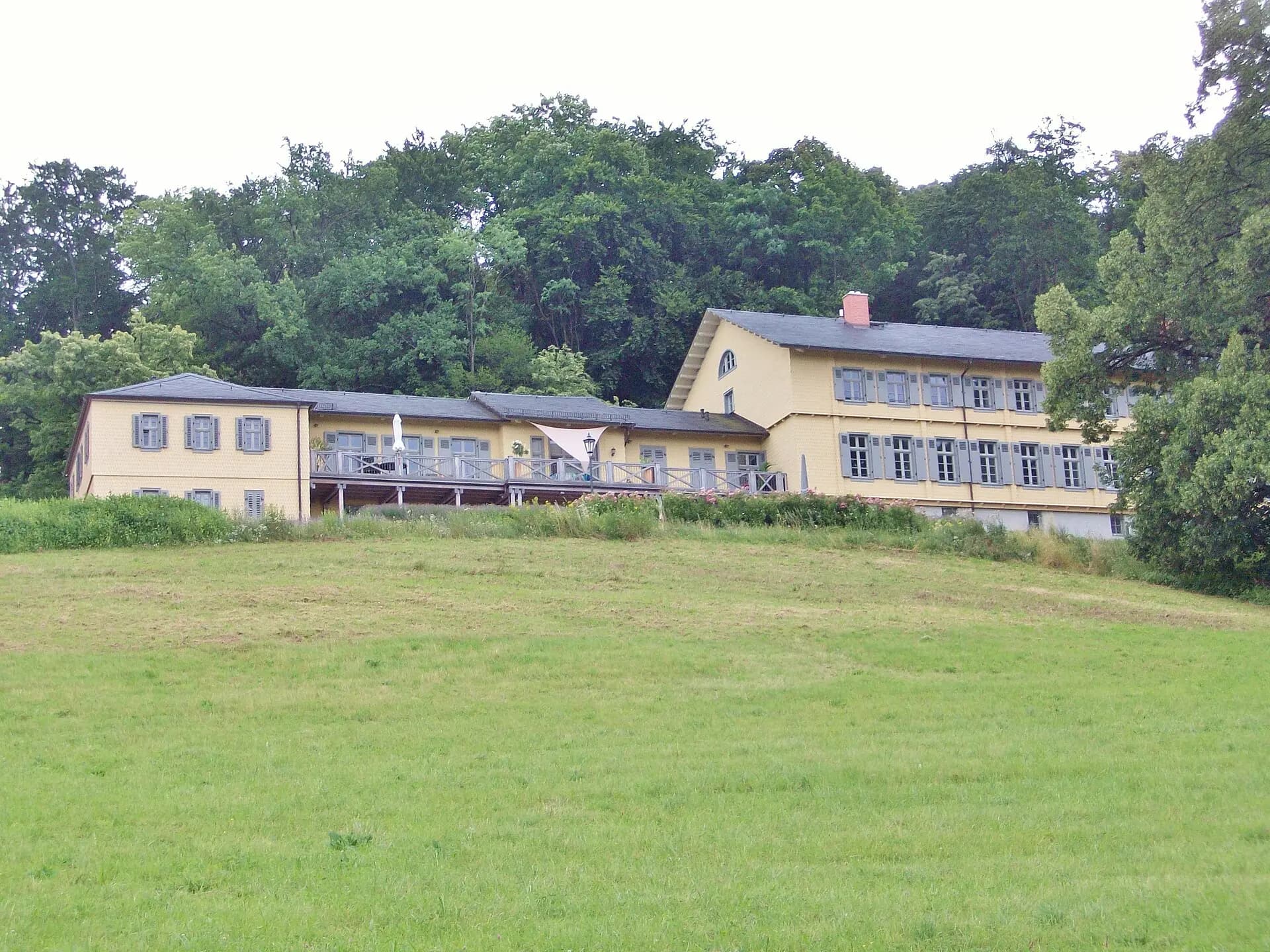 Schloss Seeheim oberhalb der Ortslage in Seeheim-Jugenheim