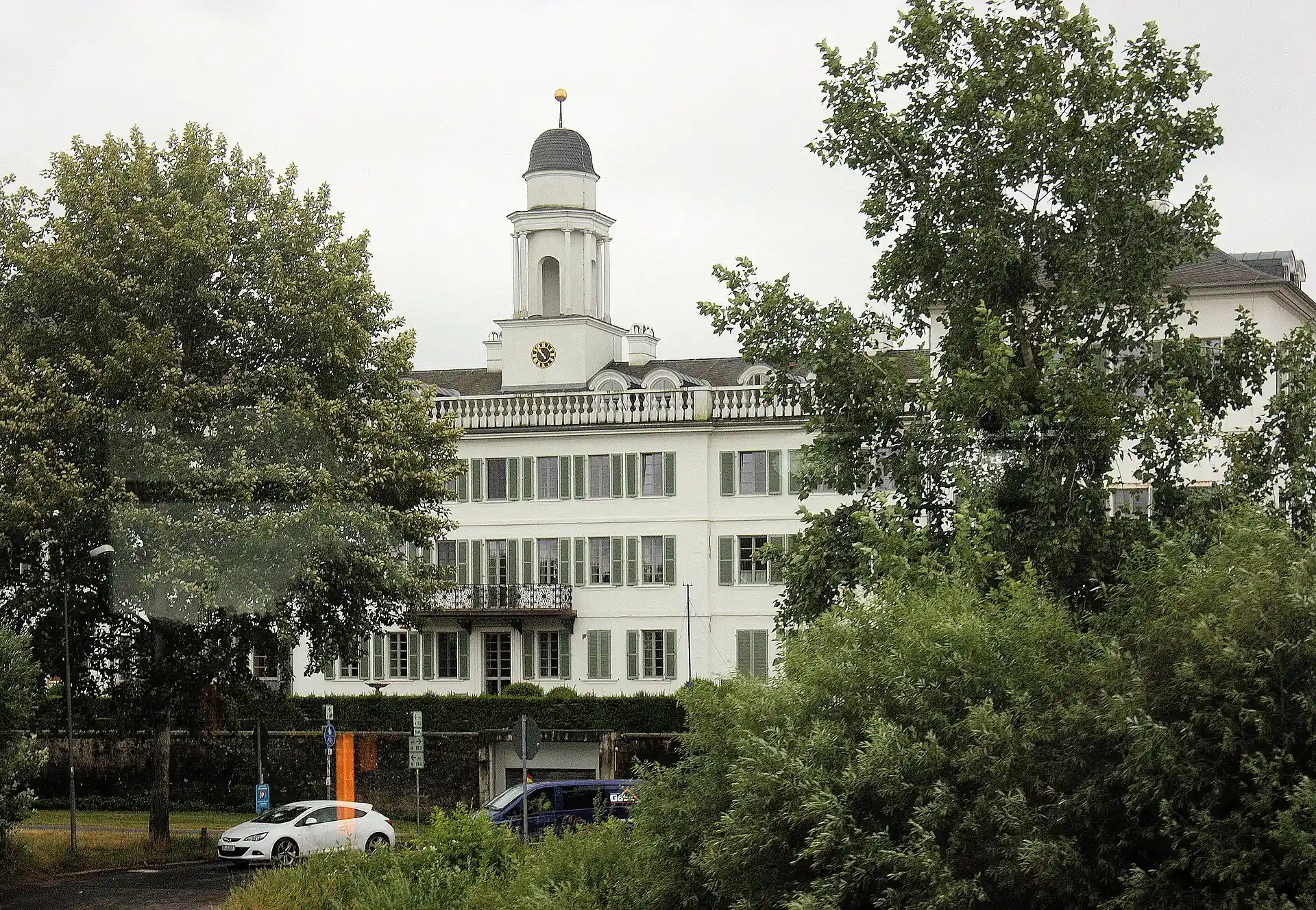 Rumpenheimer Schloss von der Straße aus in Offenbach-Rumpenheim