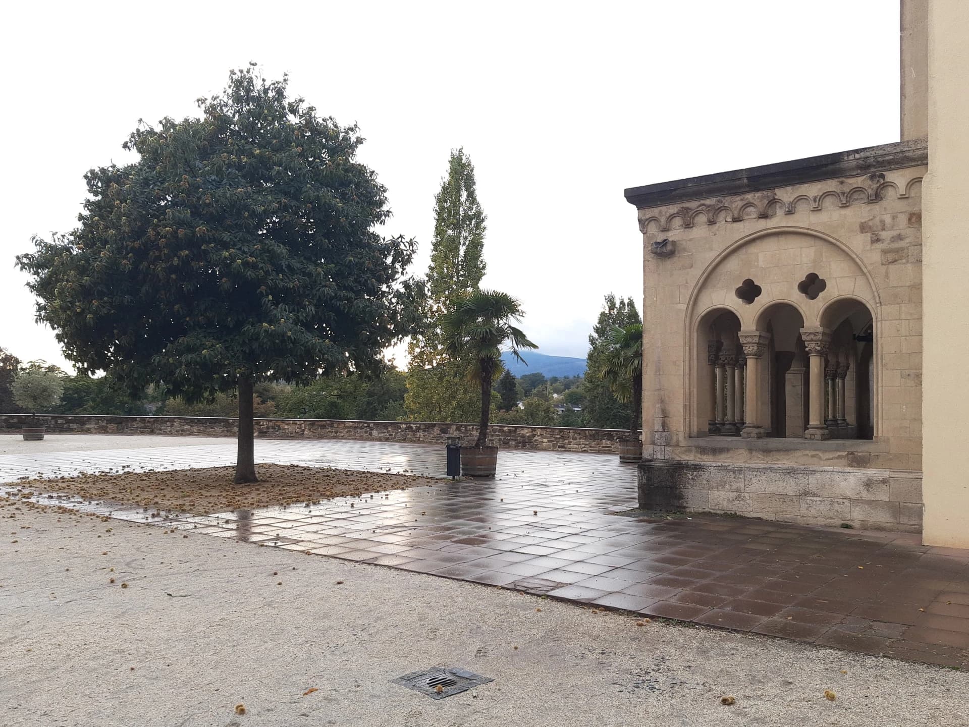 Terrasse am Schloss Bad Homburg mit Blick in den Taunus