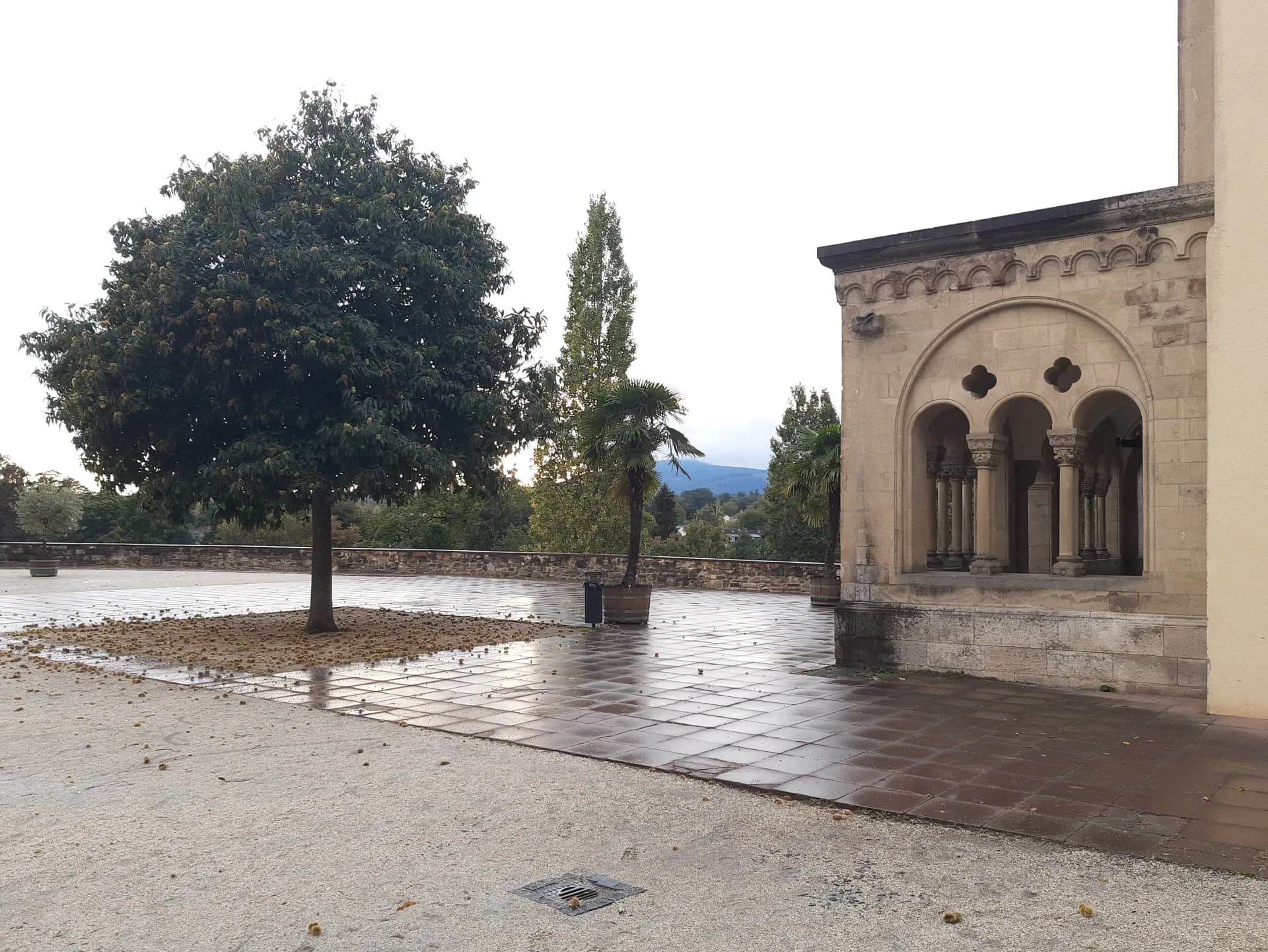 Terrasse am Schloss Bad Homburg mit Blick in den Taunus