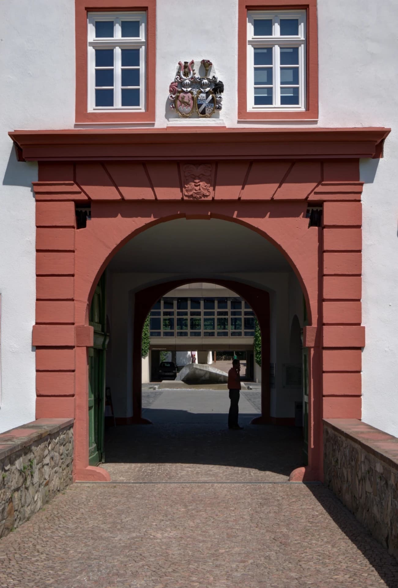 Torbogen des Schlosses in Heusenstamm